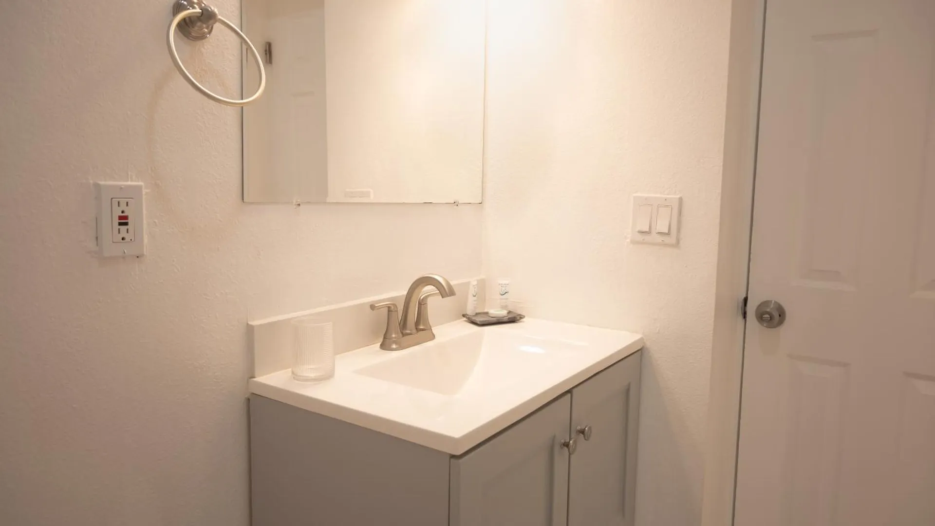 Apartment Cozy Airport, Kingbed, Fenced Parking - Little Havana Near Airport, Wynwood, Calle 8 Brickell, Coral Gables And Miami