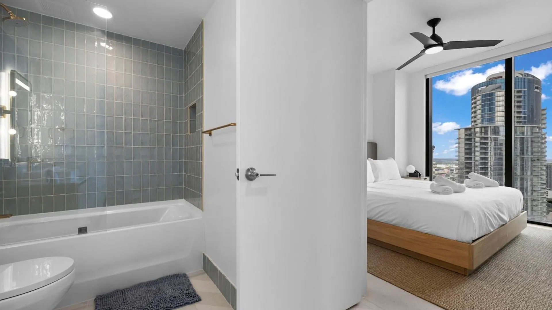 Free Parking! Luxury In Downtown Apartment