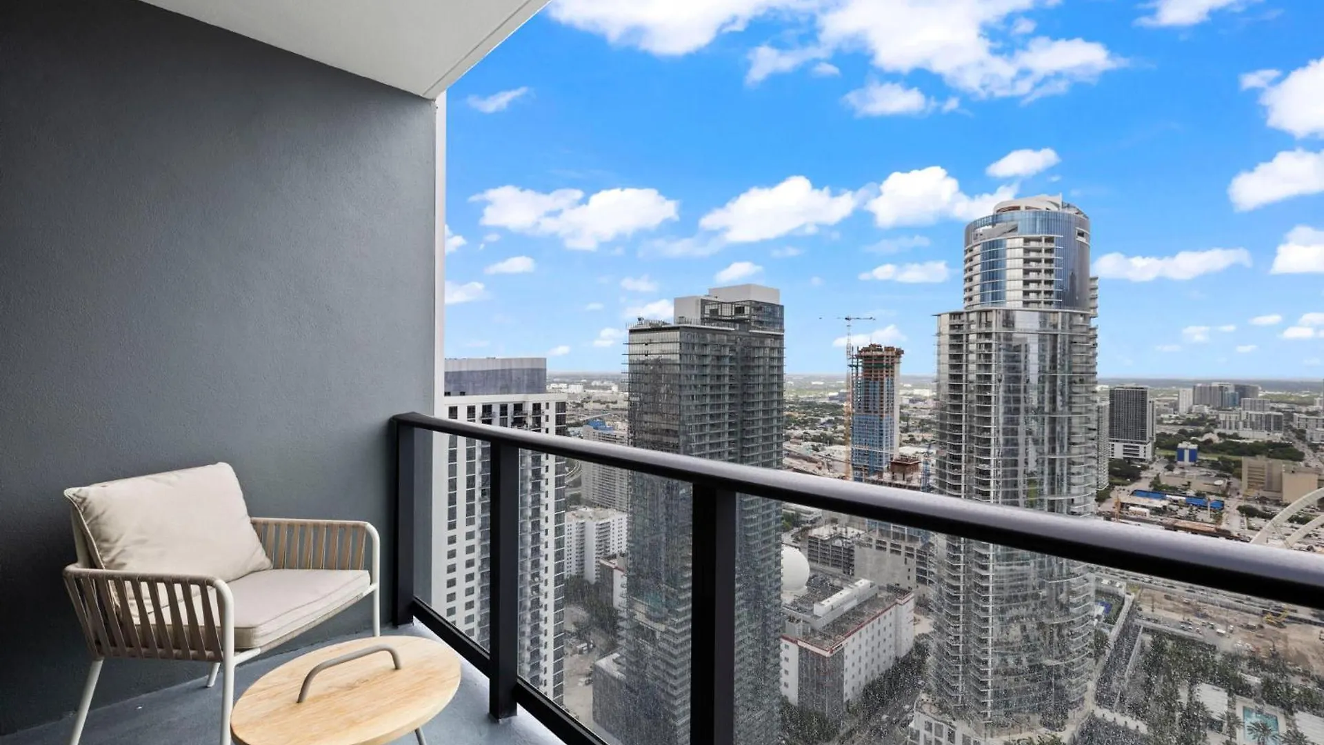 Apartment Free Parking! Luxury In Downtown