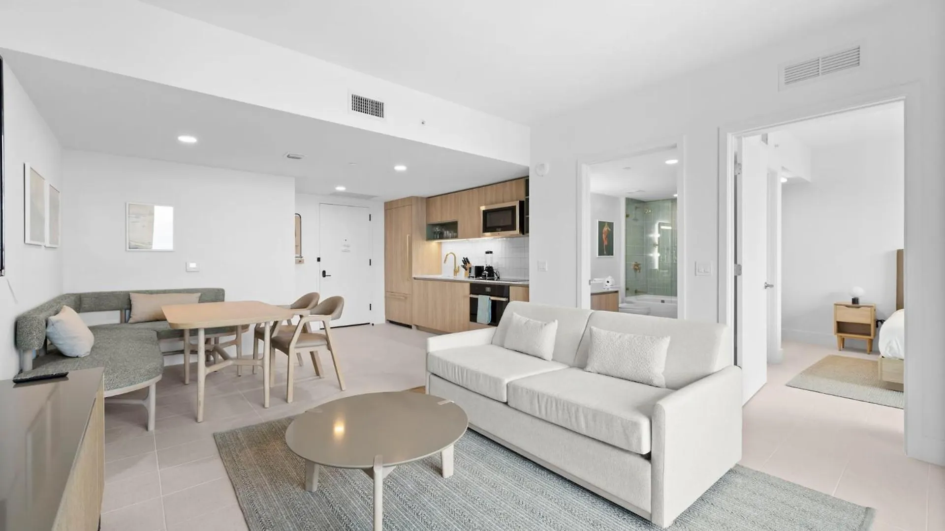Free Parking! Luxury In Downtown Apartment *