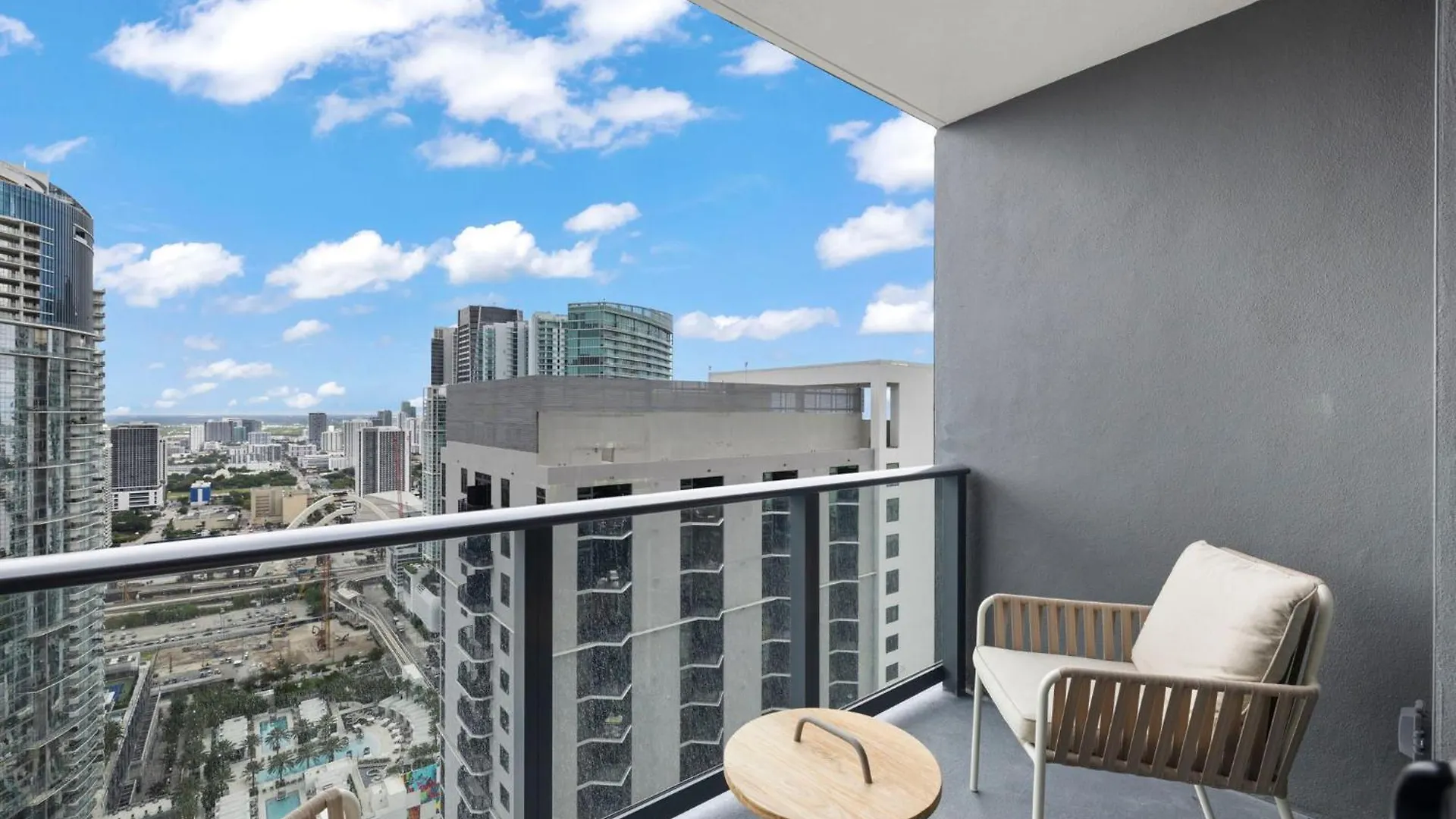 Free Parking! Luxury In Downtown Apartment