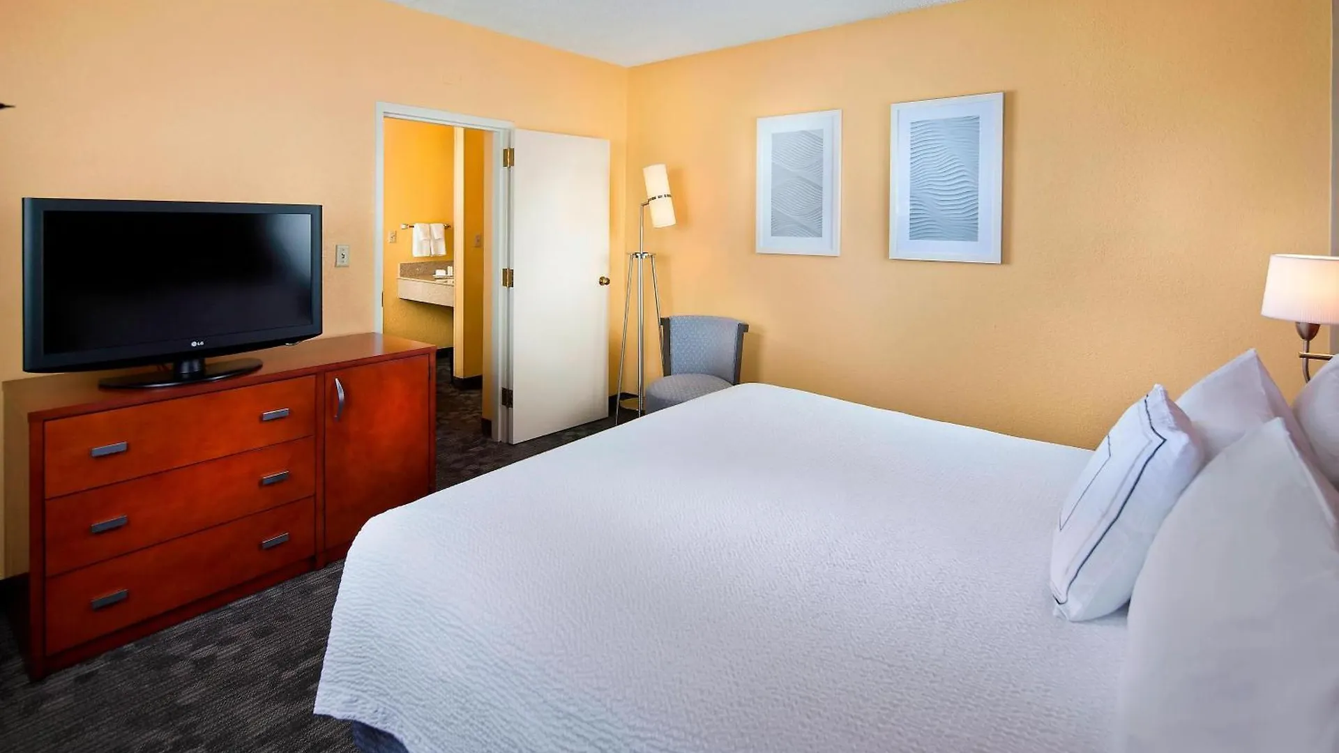 Courtyard Airport West Doral 3* Miami