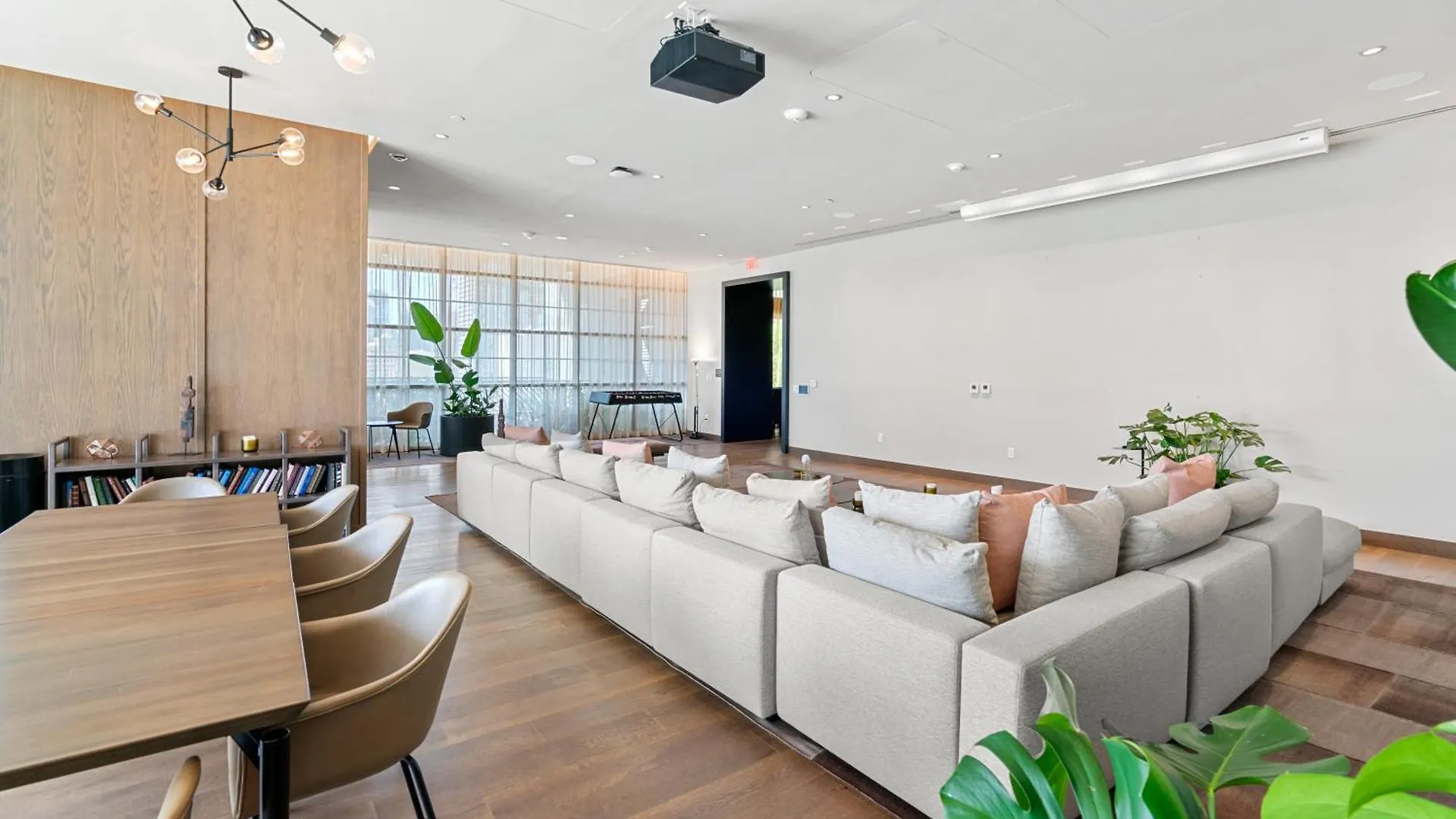 New Luxury 26th Floor In The Heart Of
