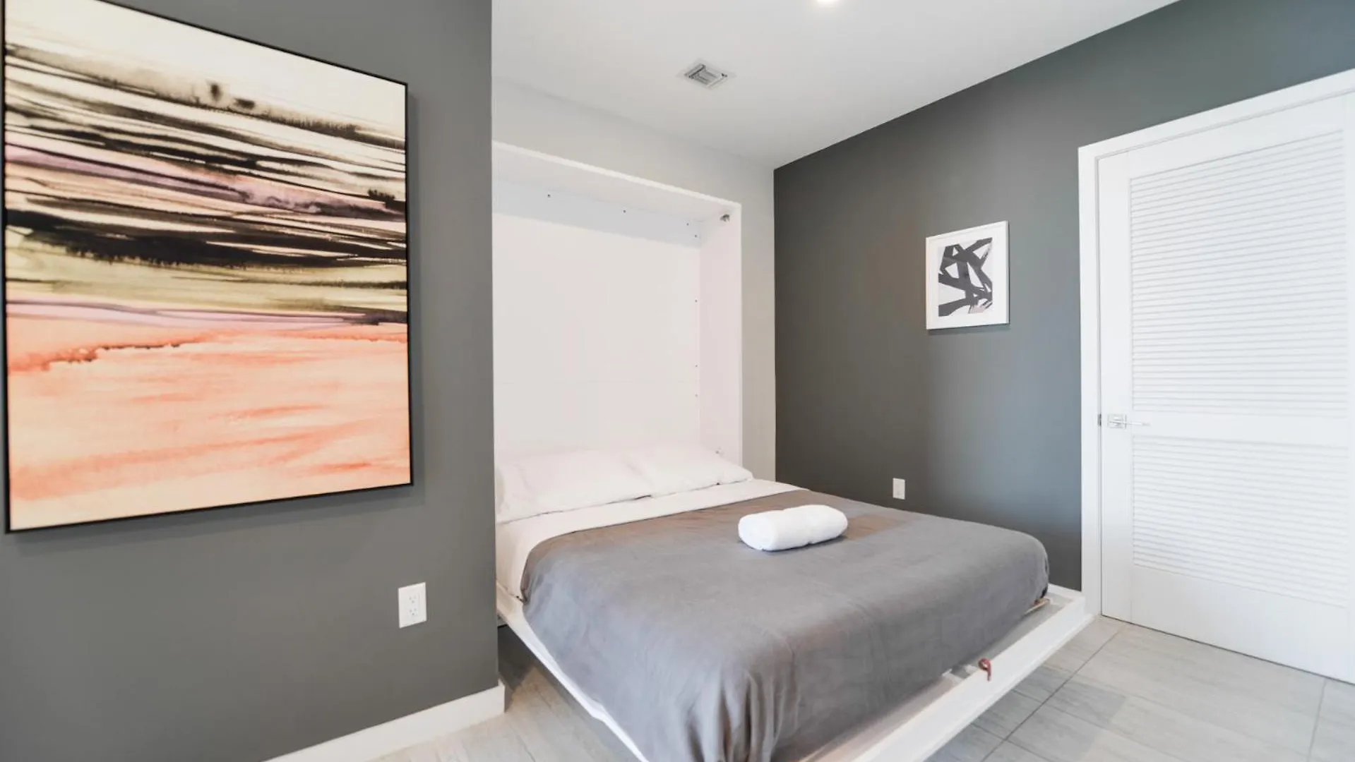 Luxury 1/1 + Den Modern In Design District Miami
