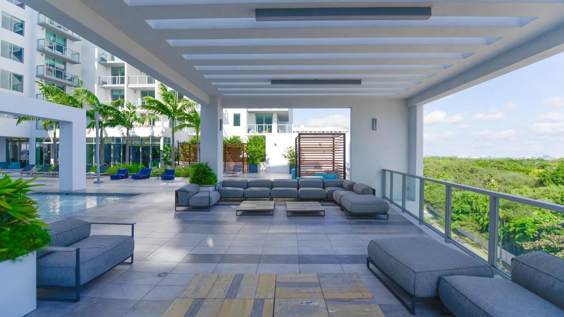 Luxury 1/1 + Den Modern In Design District Miami