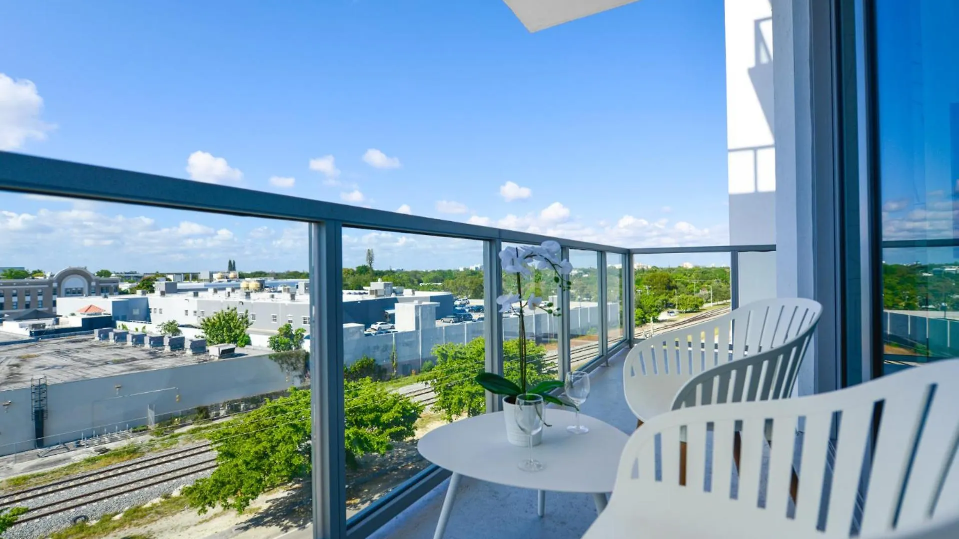 Luxury 1/1 + Den Modern In Design District Apartmán