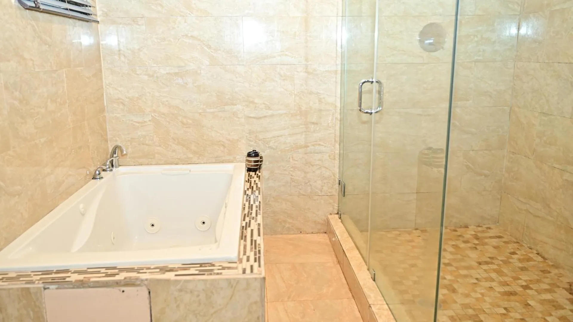 Luxury 5 Minutes From Stadium *