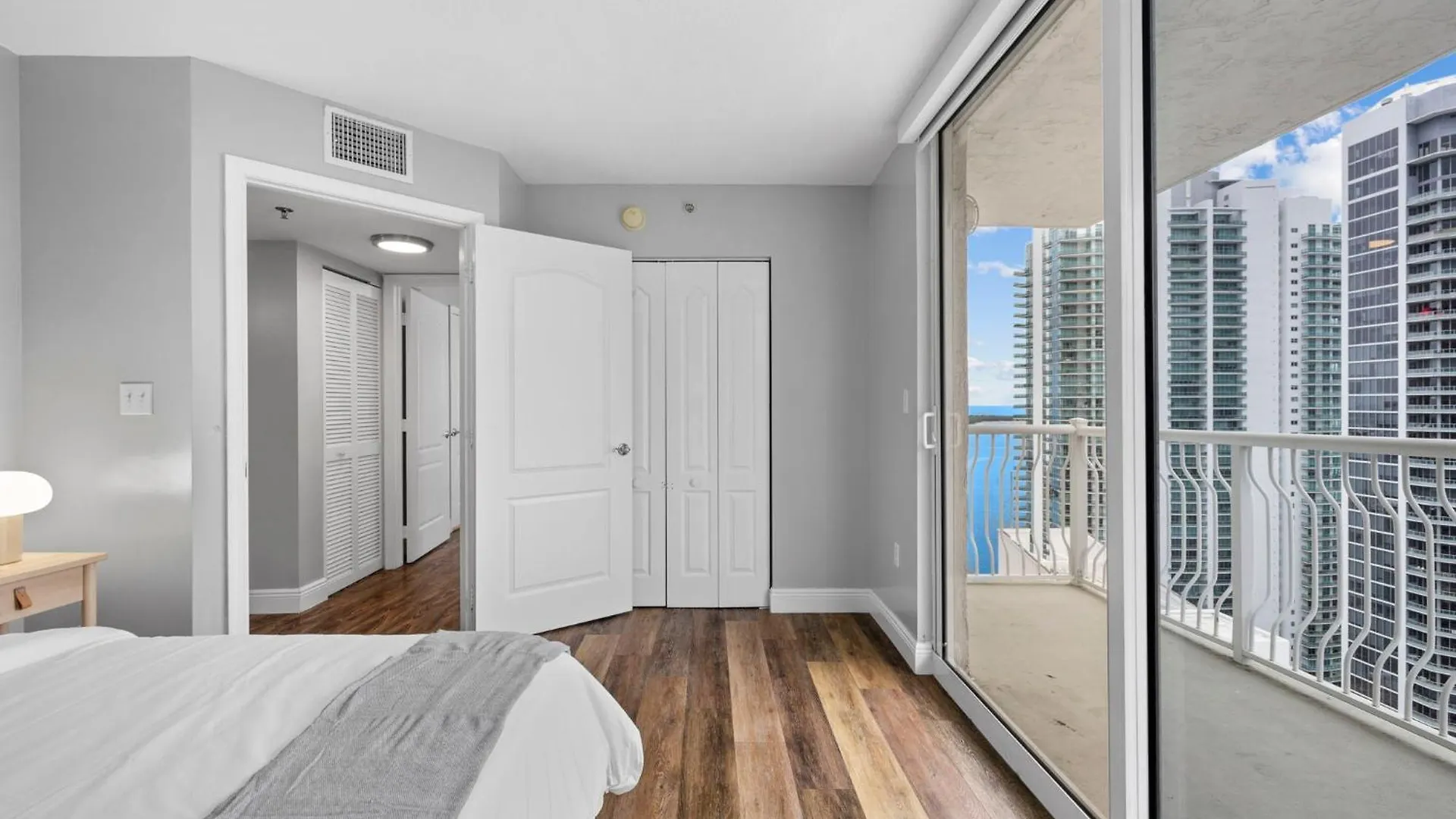 Apartment Breathtaking Views & Prime Location In Brickell *