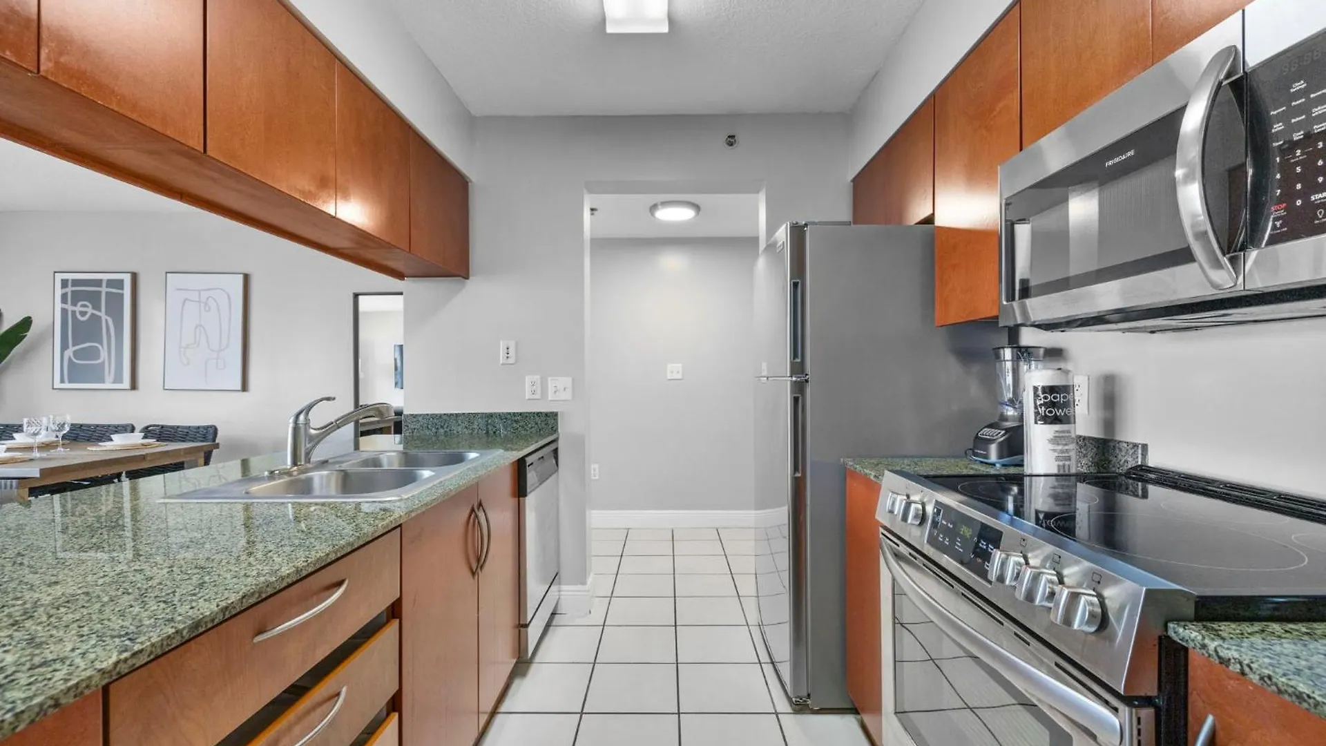 Breathtaking Views & Prime Location In Brickell Apartment *