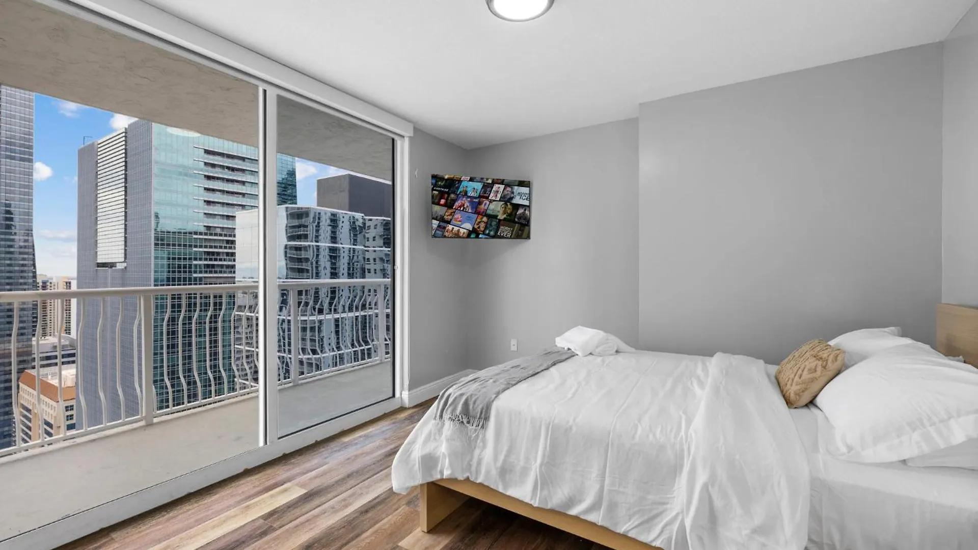 Breathtaking Views & Prime Location In Brickell Apartment