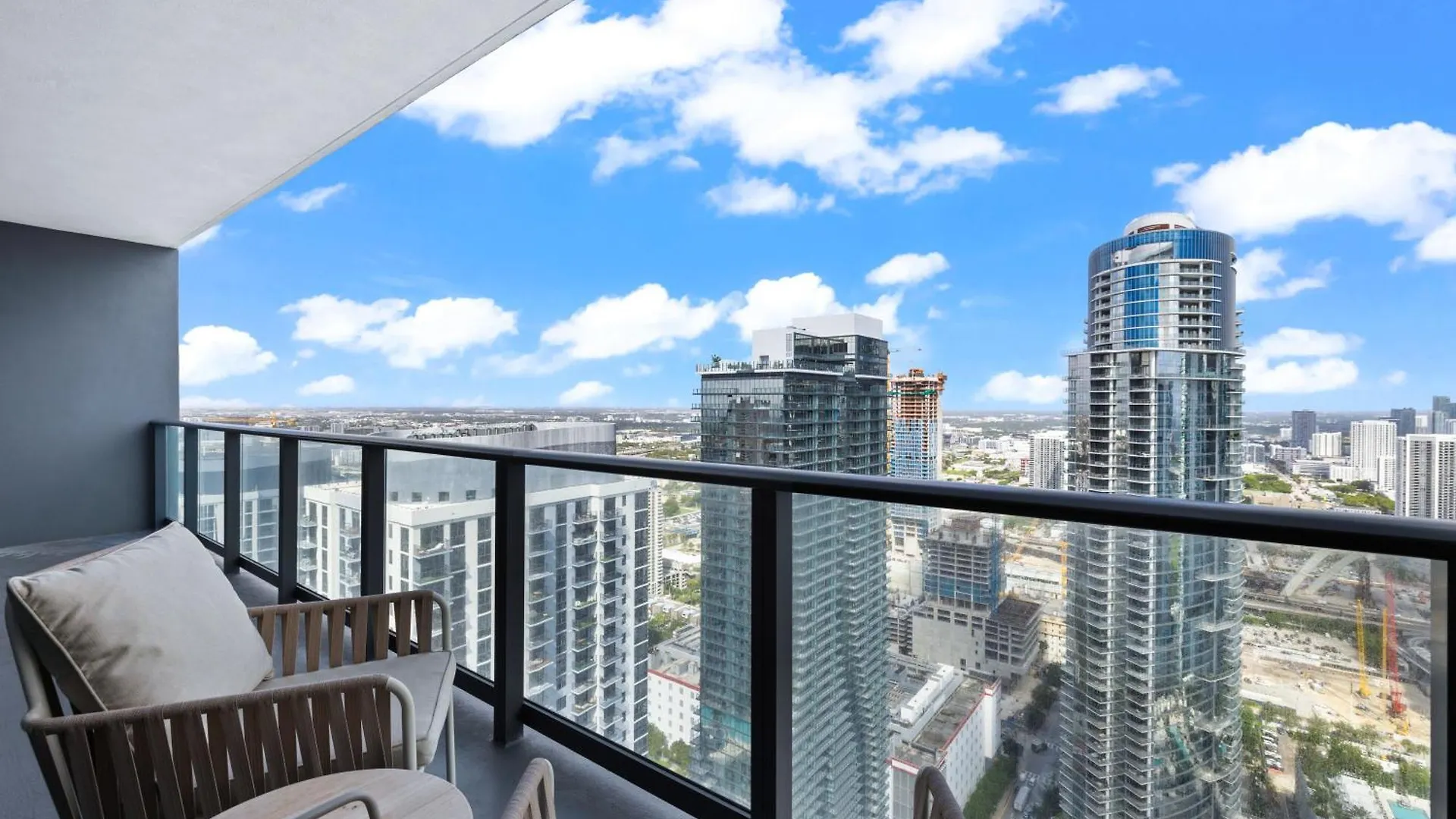 Luxury 45th-floor With Stunning Views Apartment