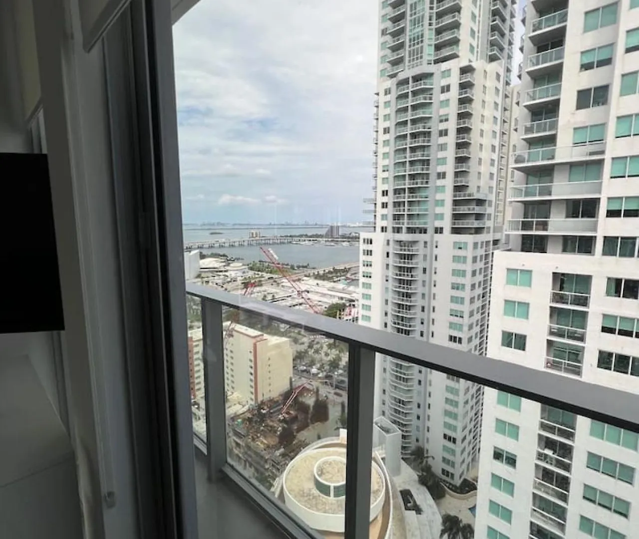 Apartment Stylish Downtown Getaway 30th Story View