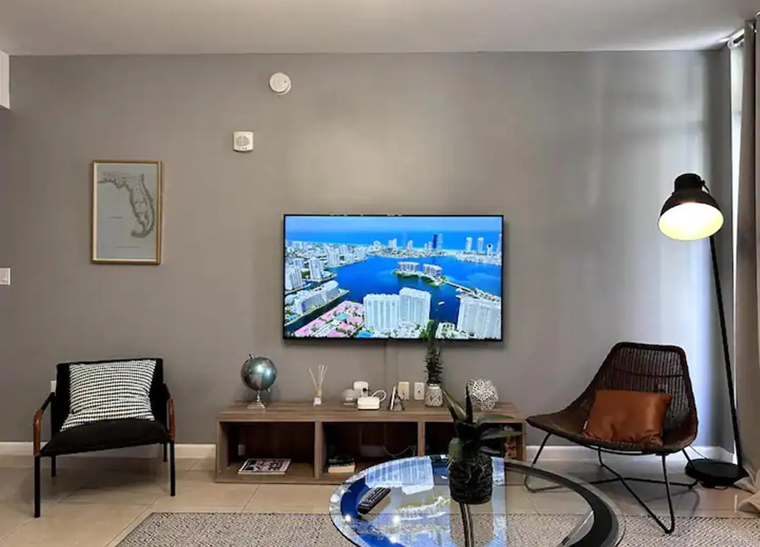 Apartment Lovely Midblock Building 1 Bedroom 1 Bathroom *