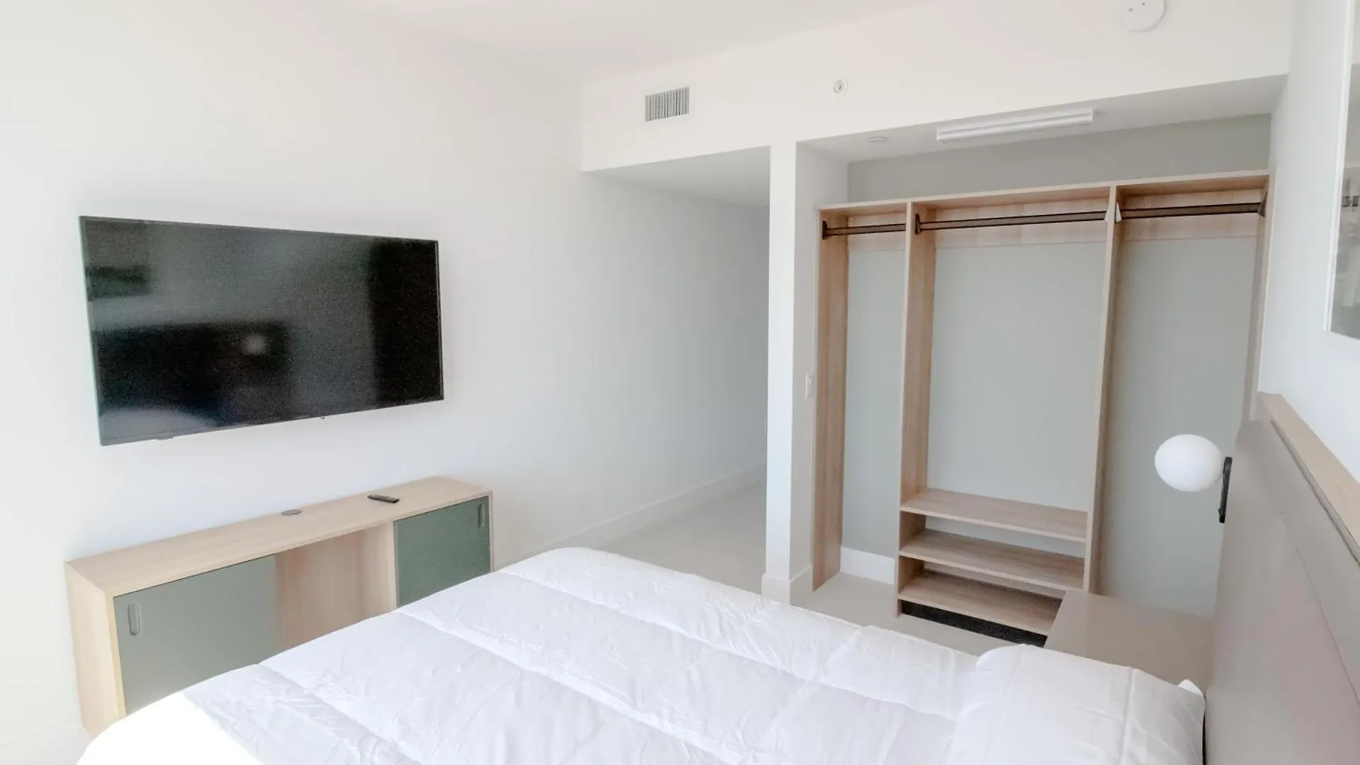 Luxurious Downtown Escape Apartment *
