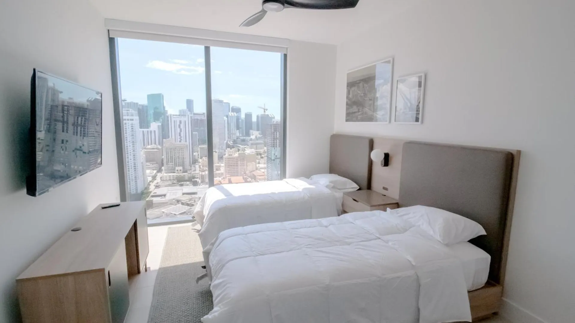 Luxurious Downtown Escape Apartment *