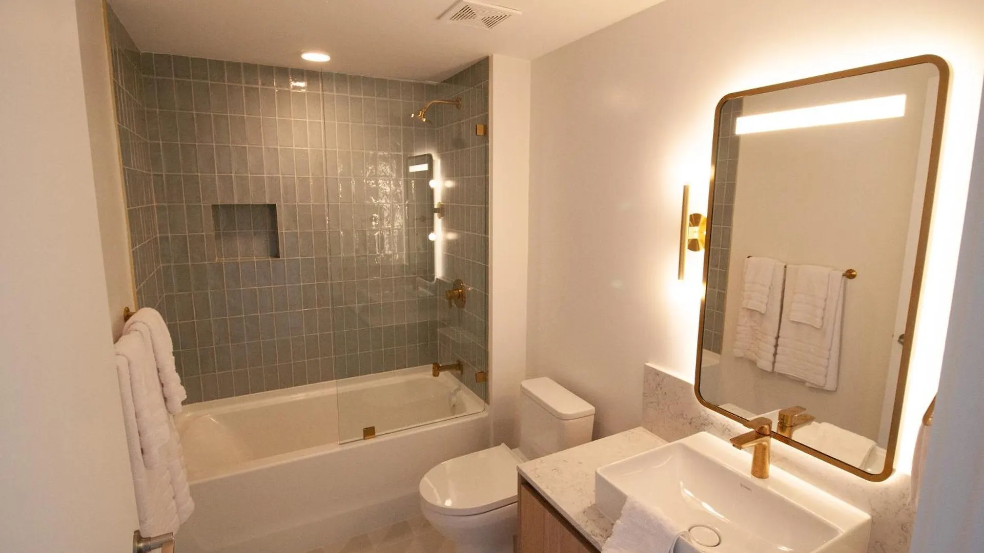 Luxurious Downtown Escape *