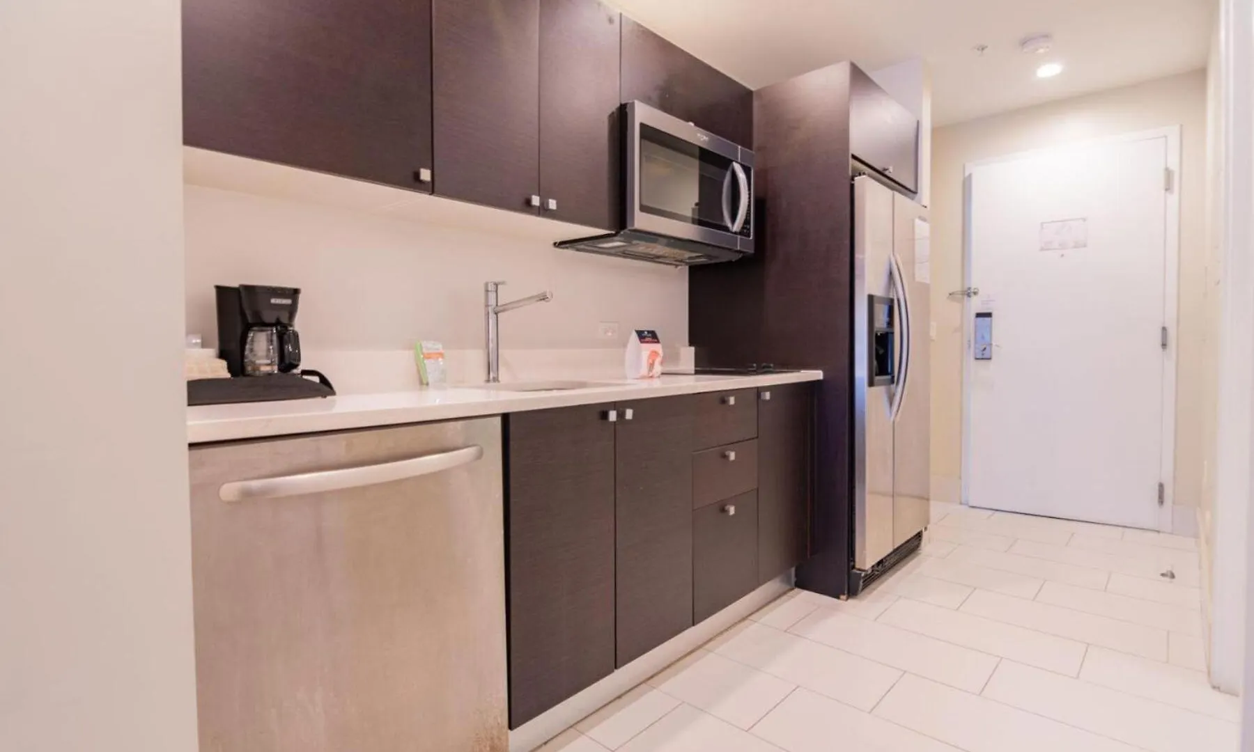 Doral Pool 1407 By Waveproperties