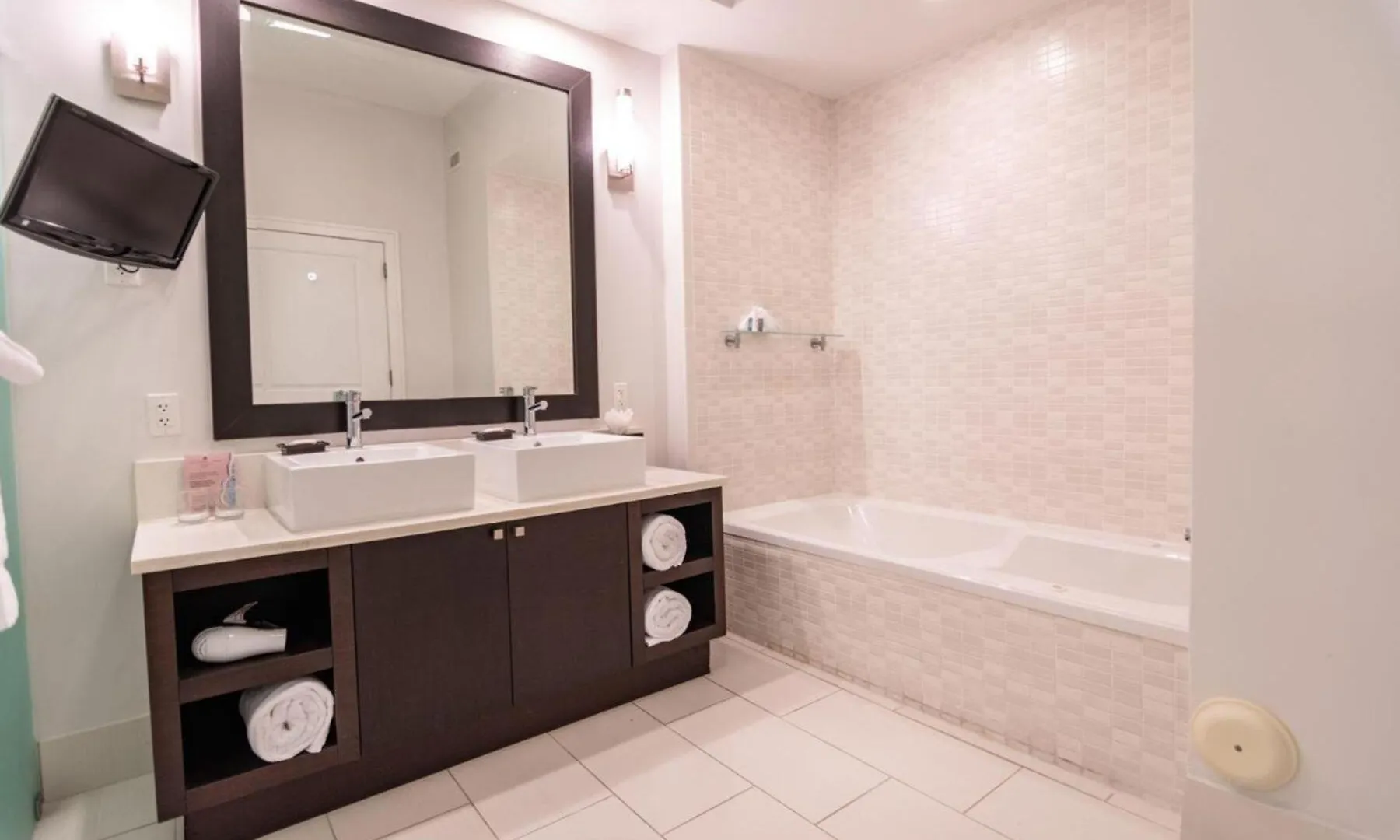 Doral Pool 1407 By Waveproperties *