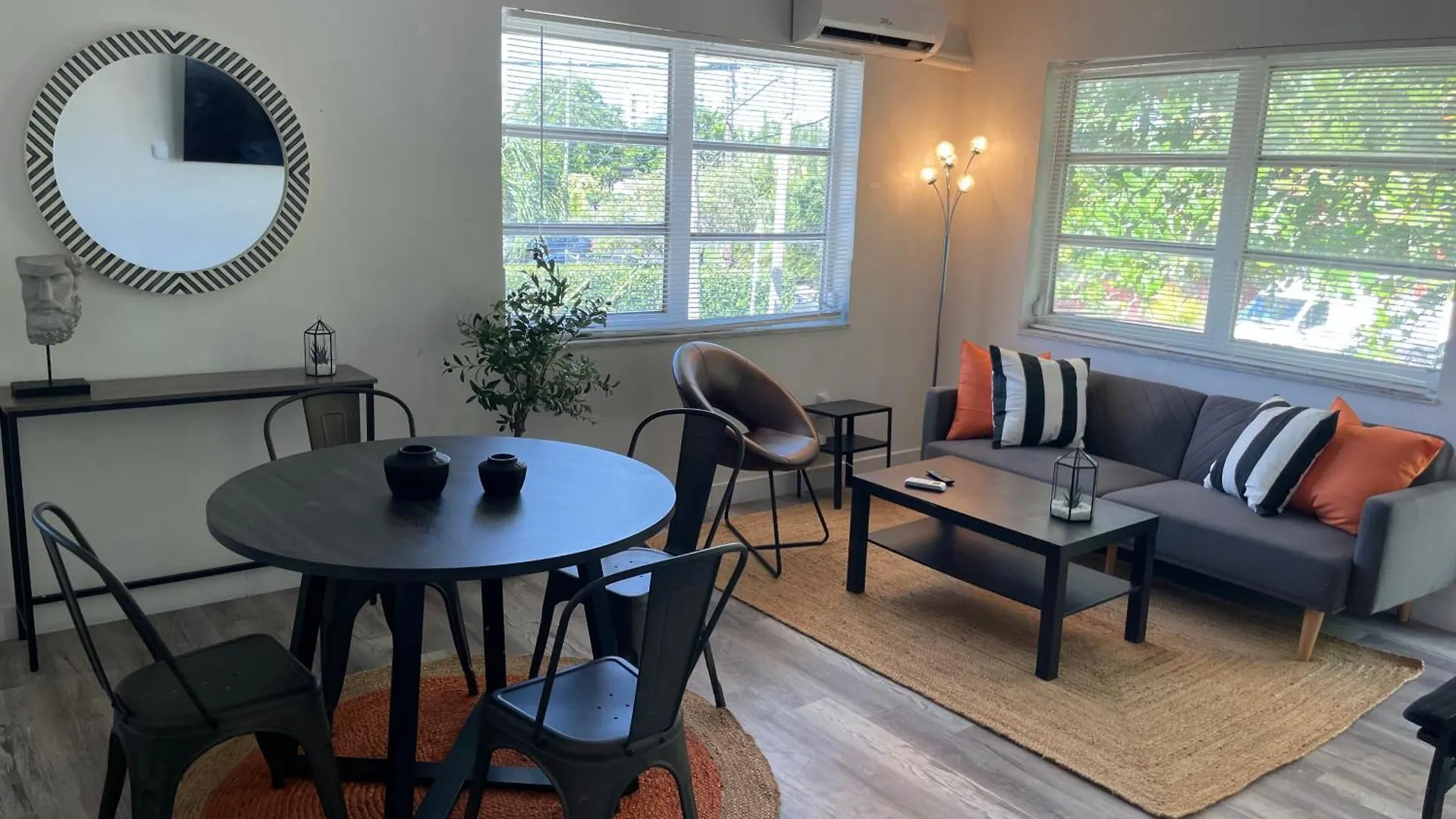 Fully Equipped With Parking Near Cocowalk Miami