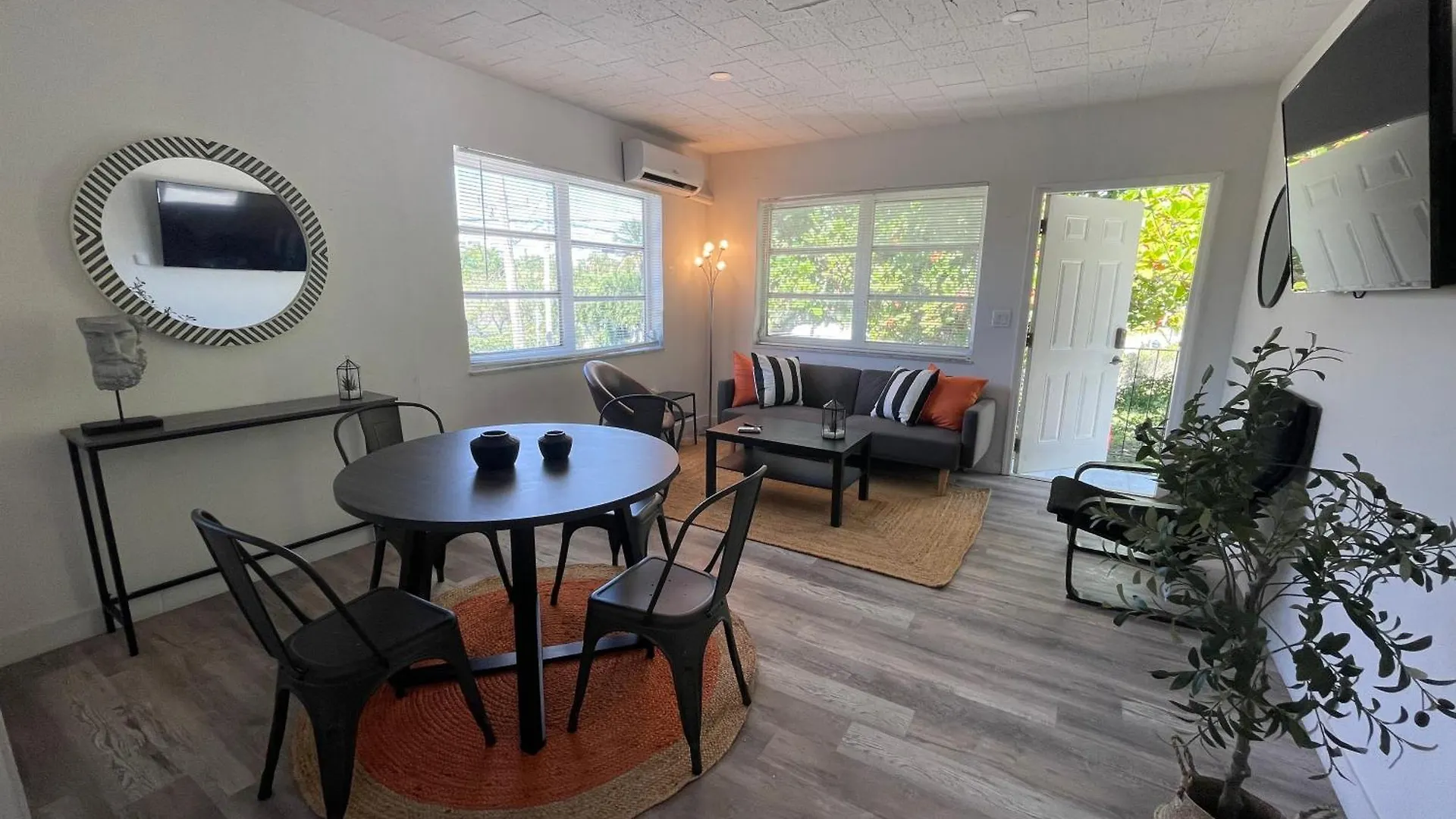 Fully Equipped With Parking Near Cocowalk Apartment