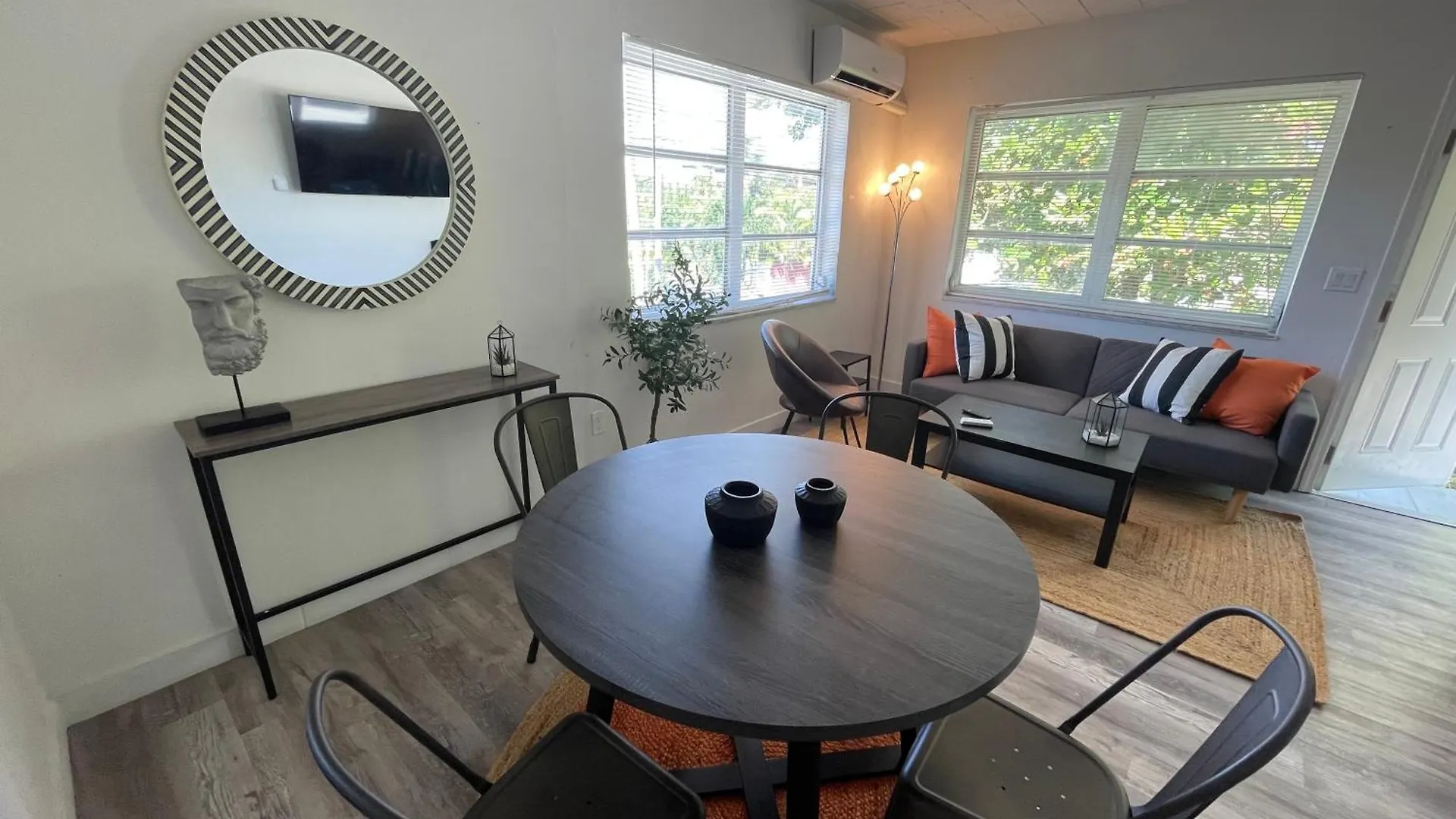 Fully Equipped With Parking Near Cocowalk Apartment *