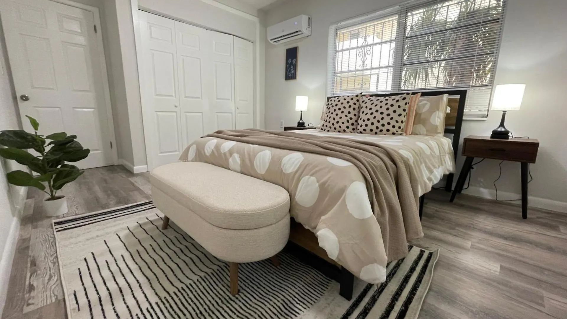 Fully Equipped With Parking Near Cocowalk Apartment *