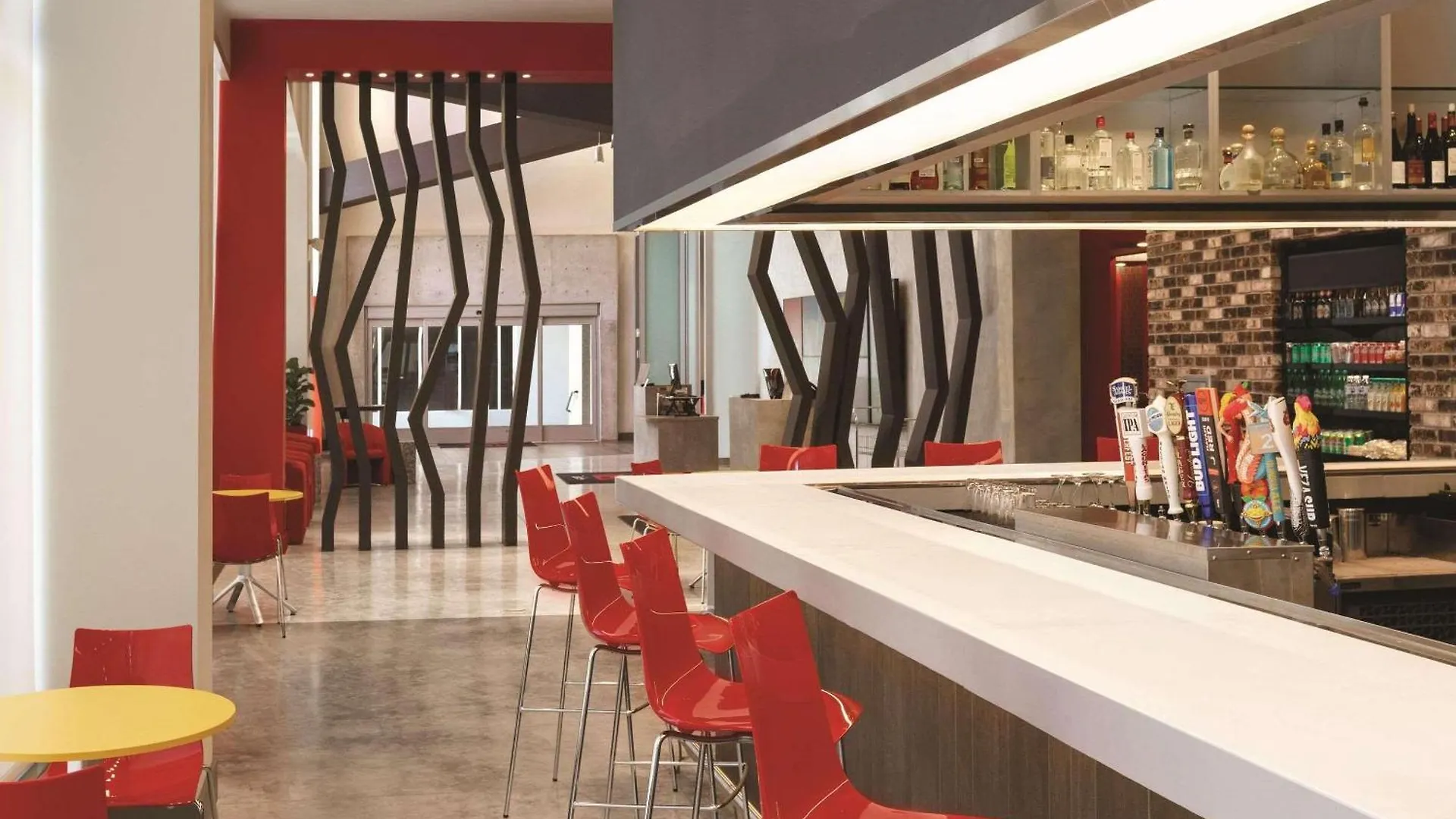 Hotel Radisson Red Airport