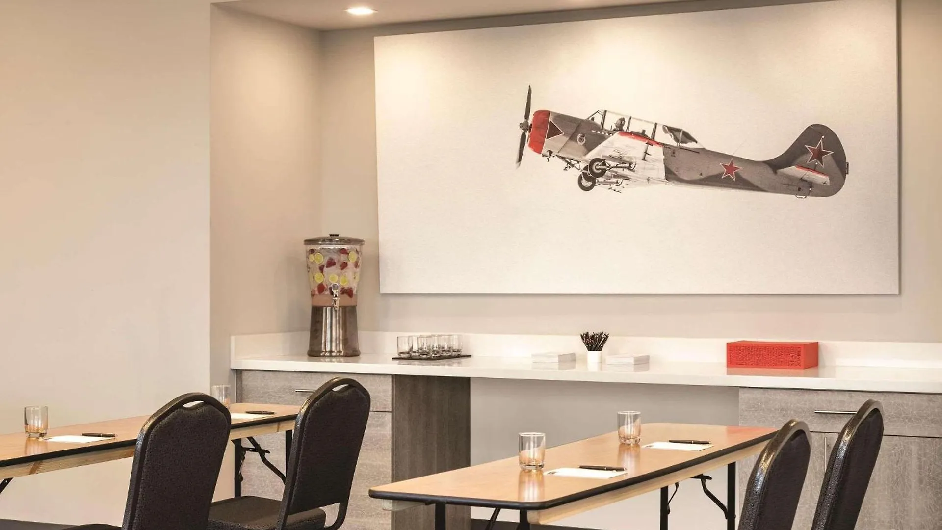 Hotel Radisson Red Airport 3*