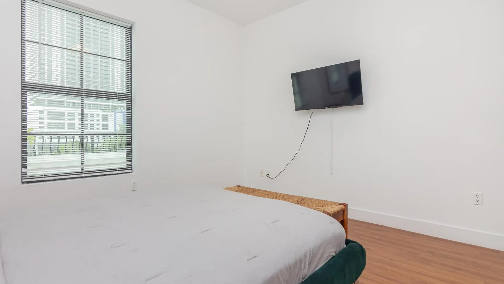 Downtown 2 Bedrooms Apartment *