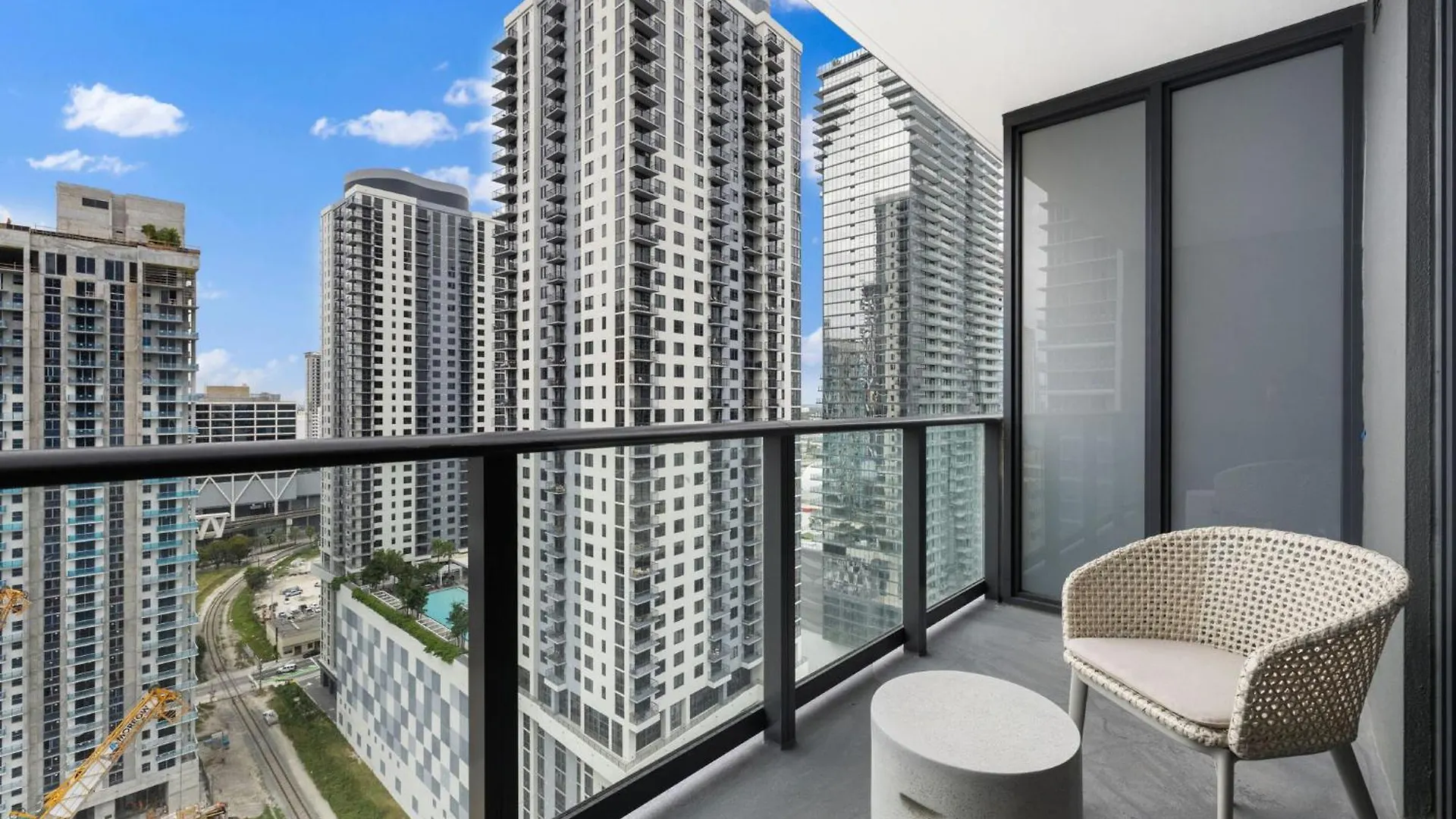 Apartment Elegant With Amenities Access!