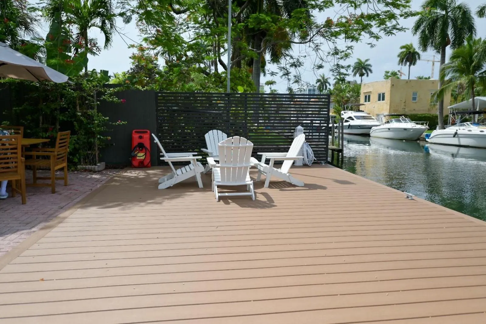 D' Mauchi Waterfront House