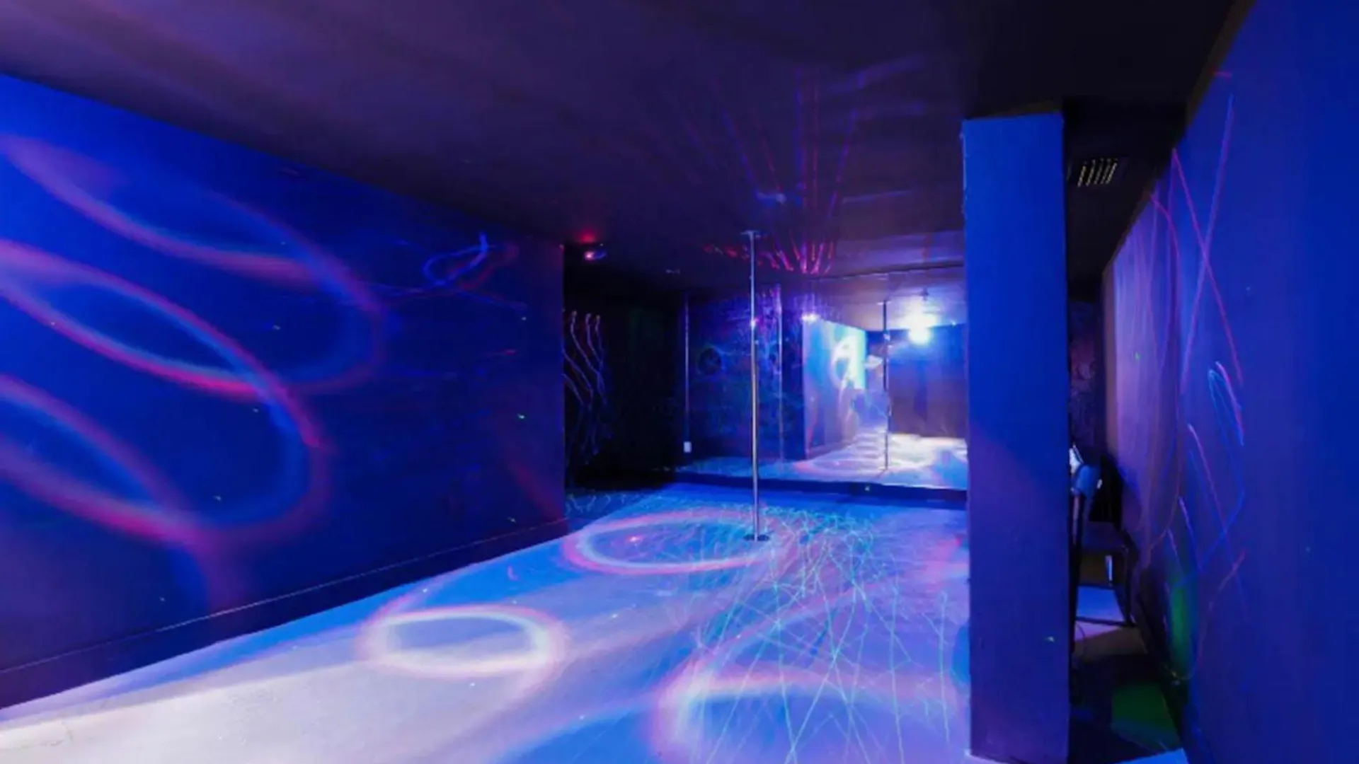 Luxe Waterfront Mansion W Private Nightclub, Cinema, Game Room, Gym & Pool Villa Miami