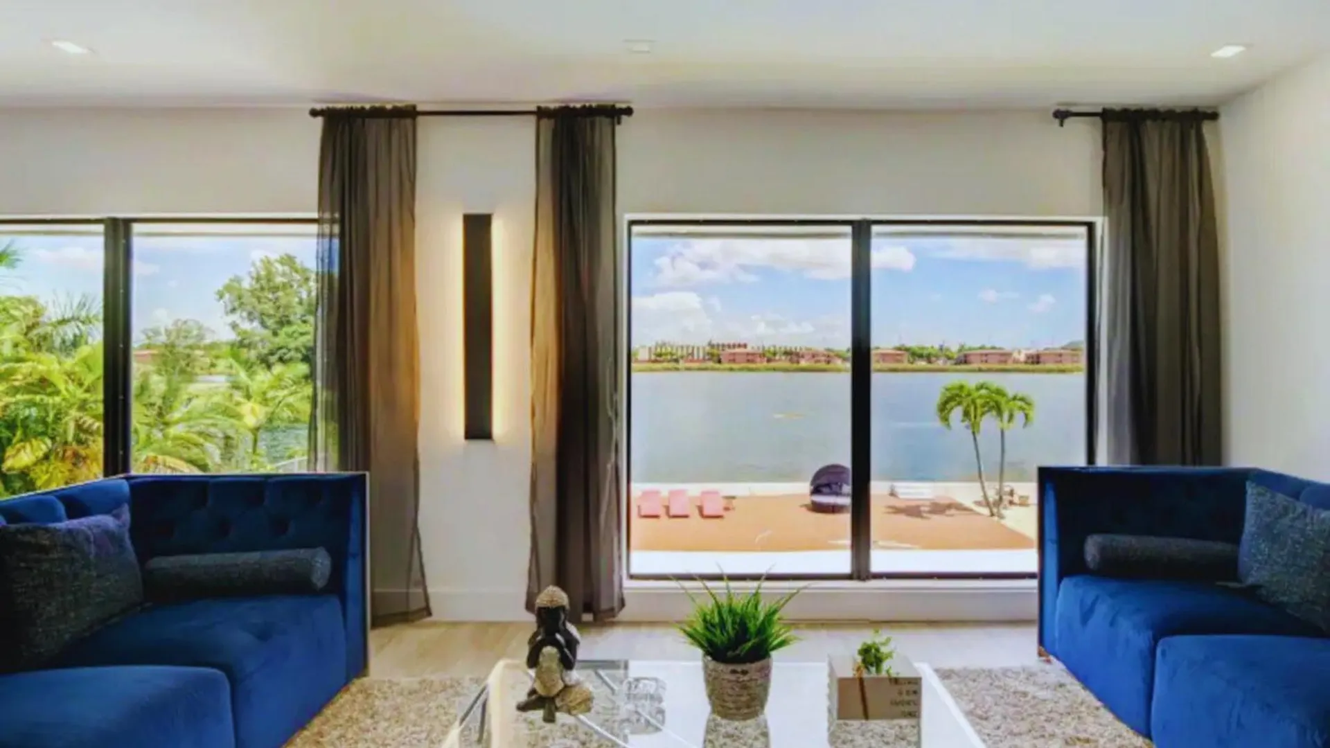 Luxe Waterfront Mansion W Private Nightclub, Cinema, Game Room, Gym & Pool Villa Miami