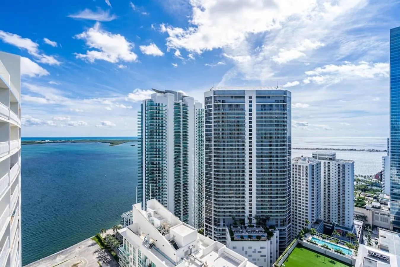 Luxe Brickell Gem With Huge Balcony N Ocean Views Holiday home