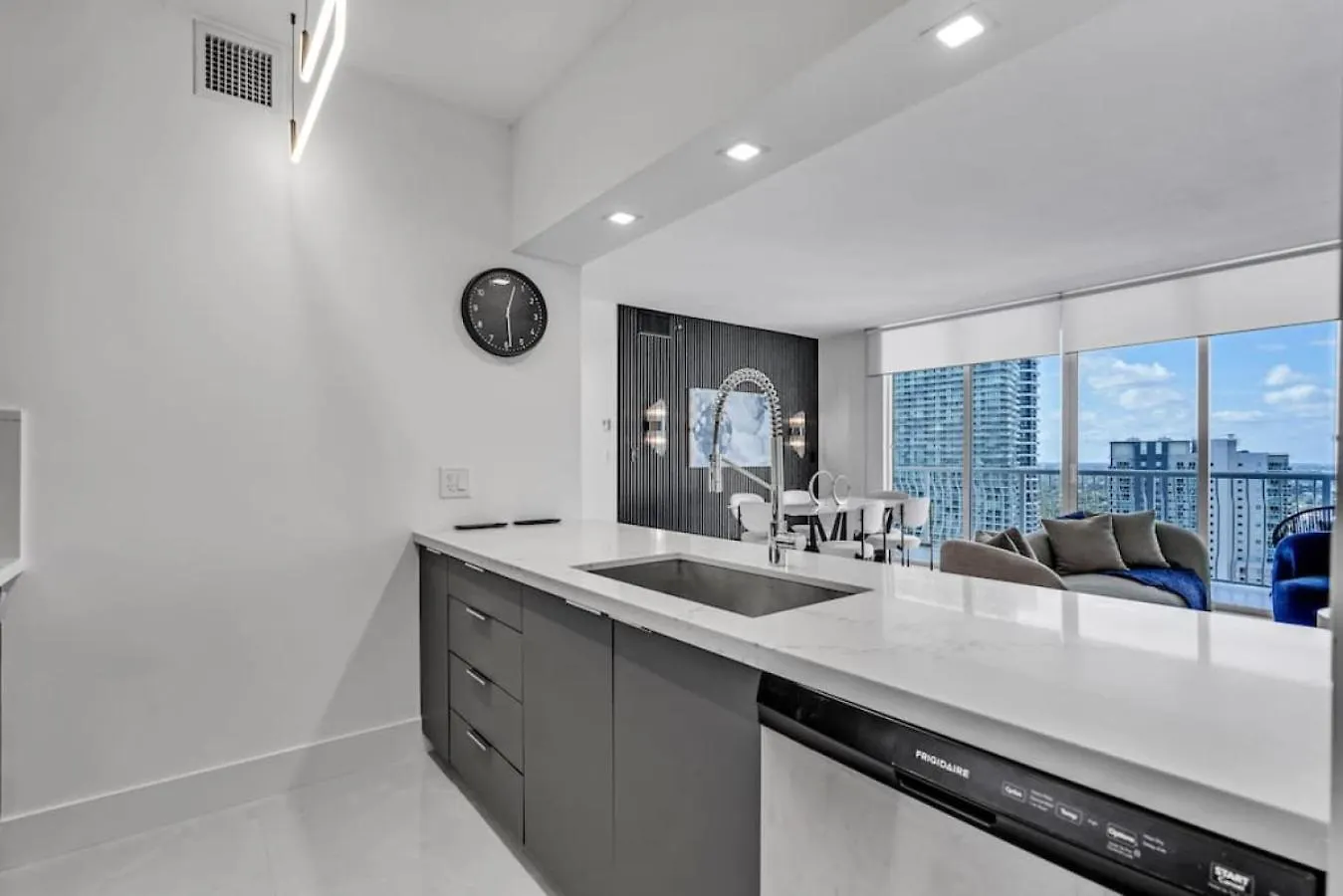 Luxe Brickell Gem With Huge Balcony N Ocean Views
