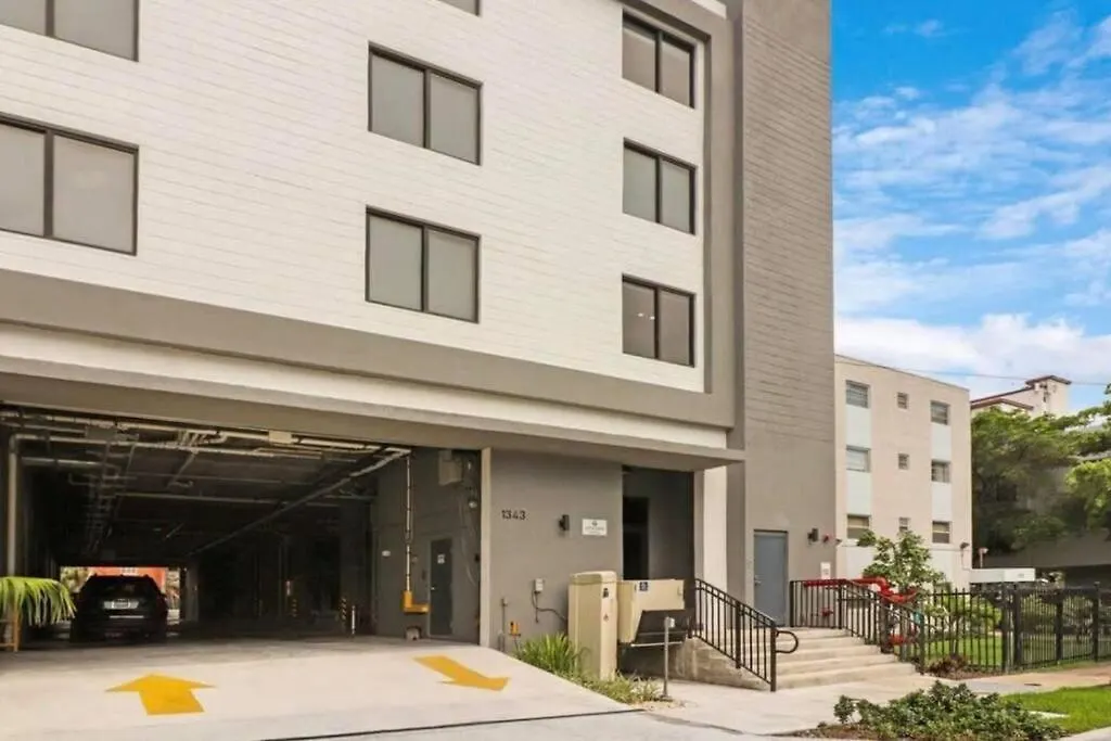 King Bed Brand New Oasis Minutes To Brickell Apartment *