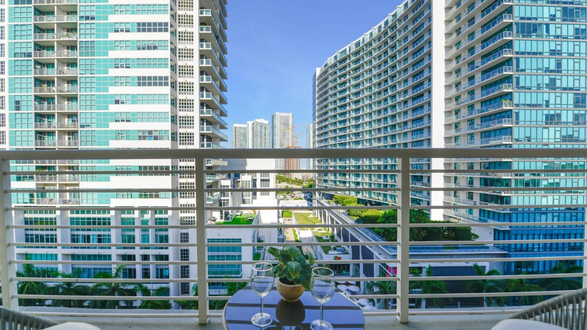 Modern Midtown Pool Access & Free Parking Apartment *