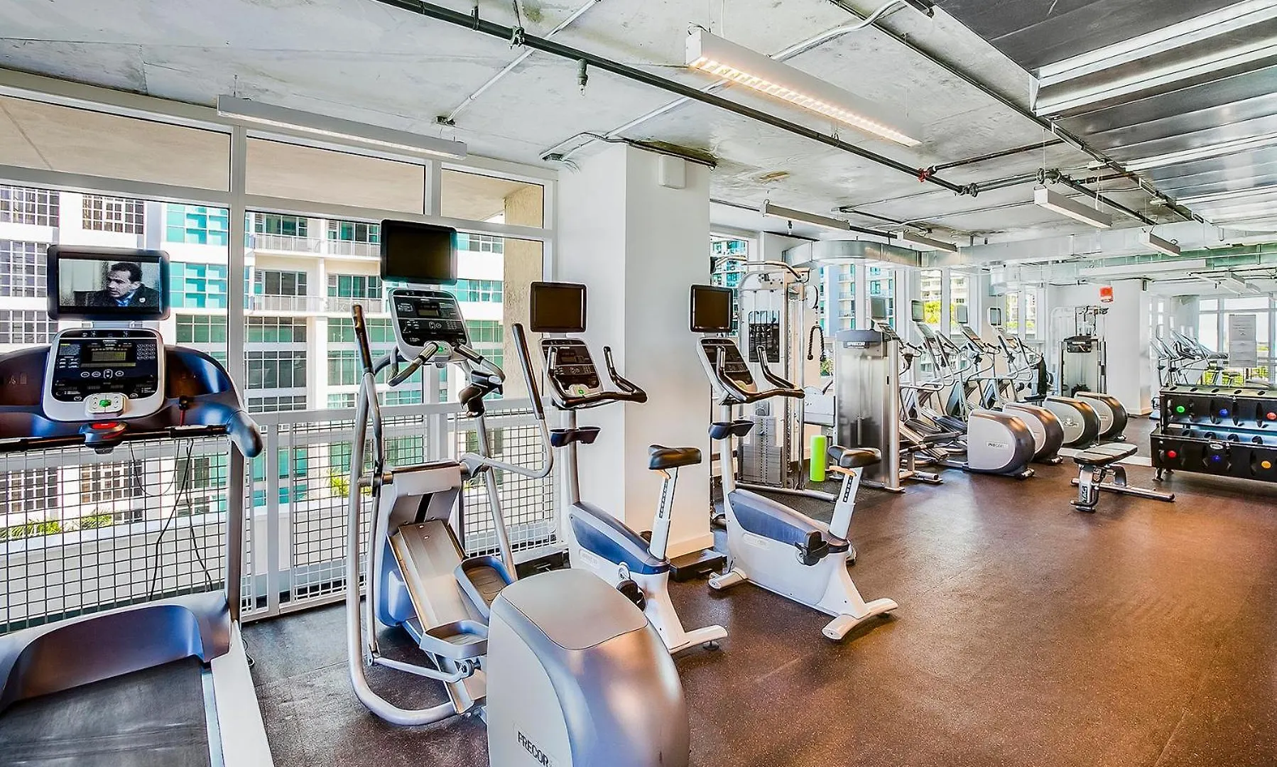Modern Midtown Pool Access & Free Parking