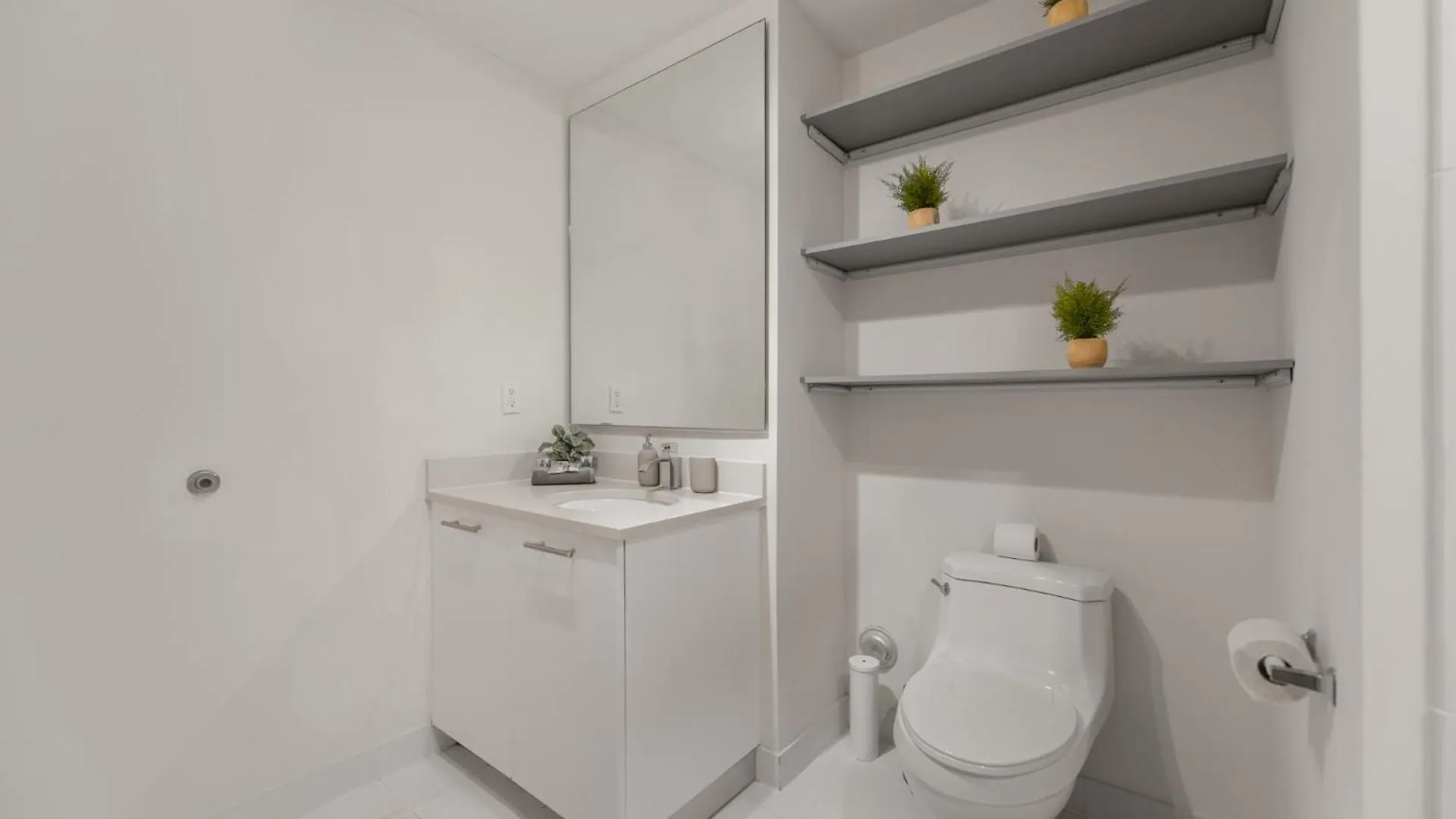 Modern Midtown Pool Access & Free Parking Apartment