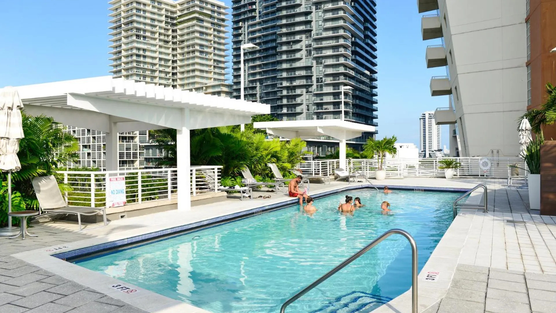 Modern Midtown Pool Access & Free Parking