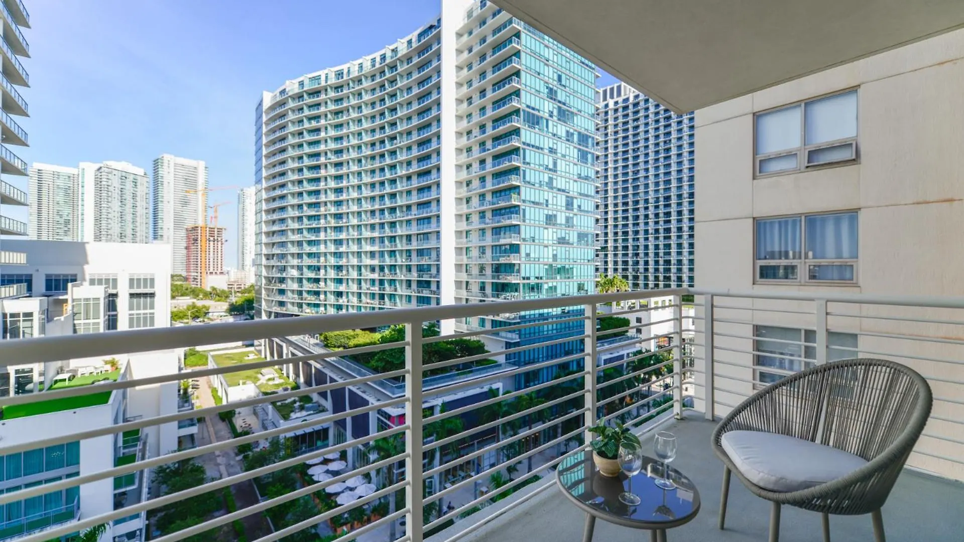 Modern Midtown Pool Access & Free Parking