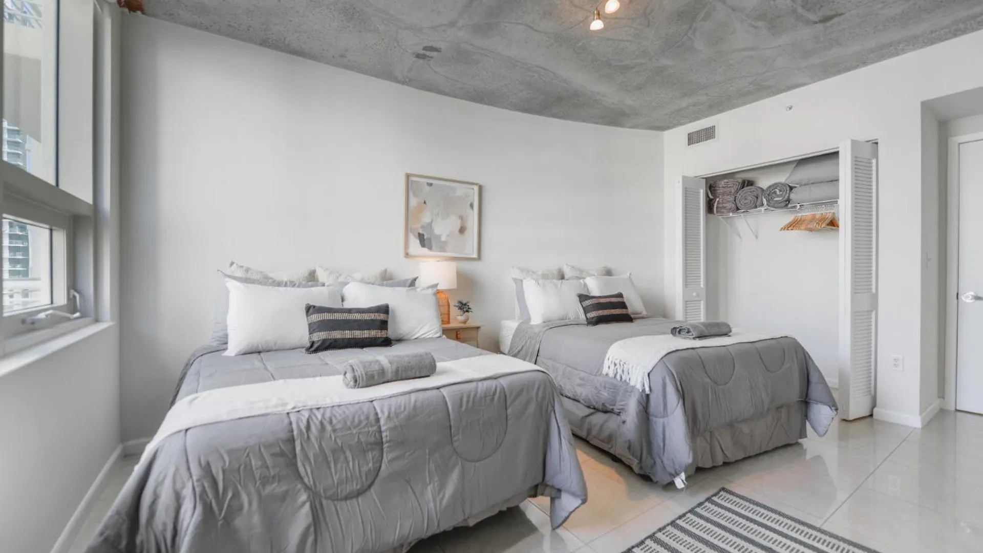 Apartment Modern Midtown Pool Access & Free Parking