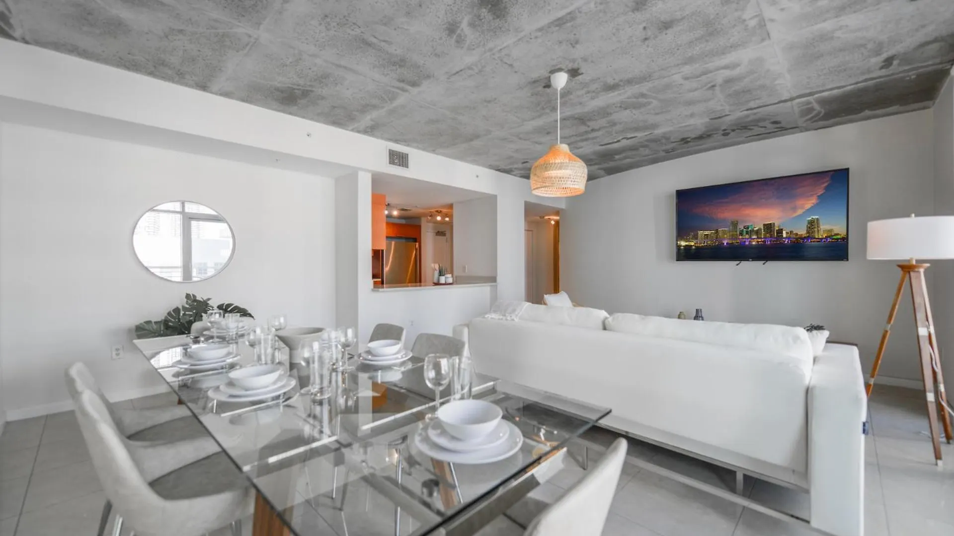 Modern Midtown Pool Access & Free Parking Apartment *