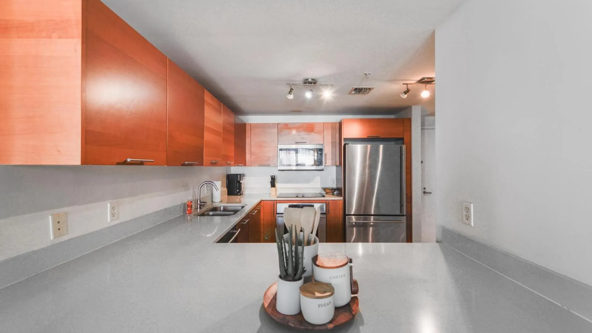 Modern Midtown Pool Access & Free Parking *