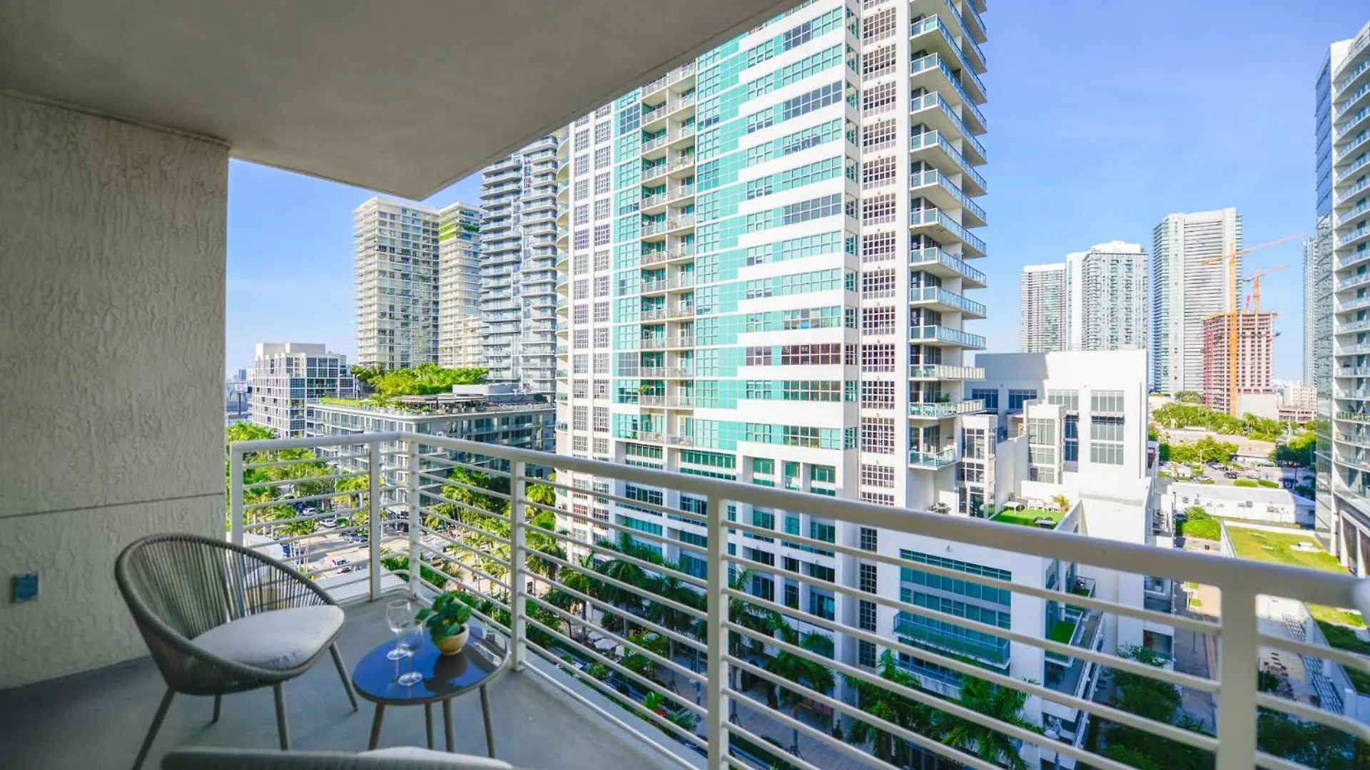 Apartment Modern Midtown Pool Access & Free Parking *