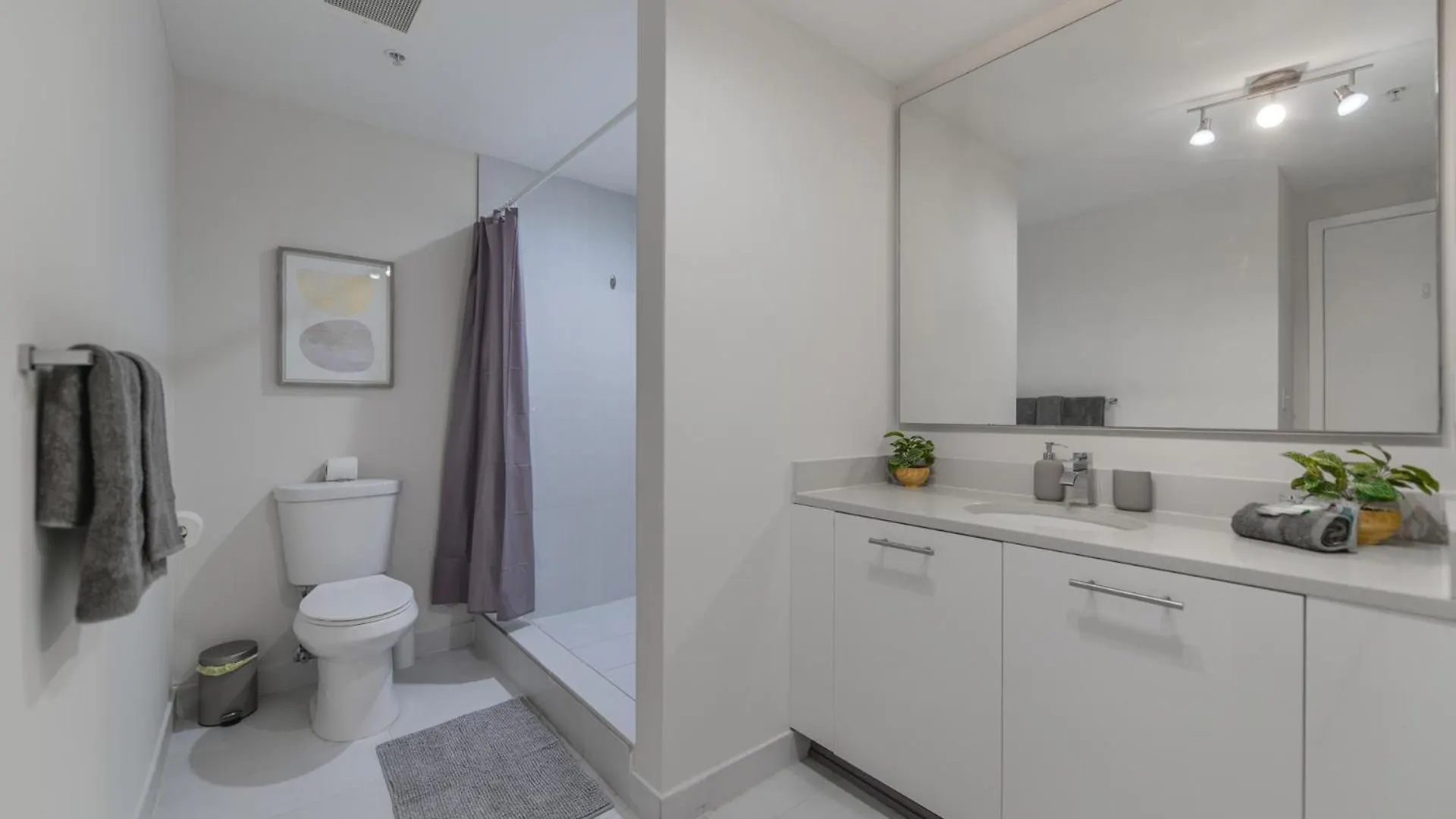 Modern Midtown Pool Access & Free Parking