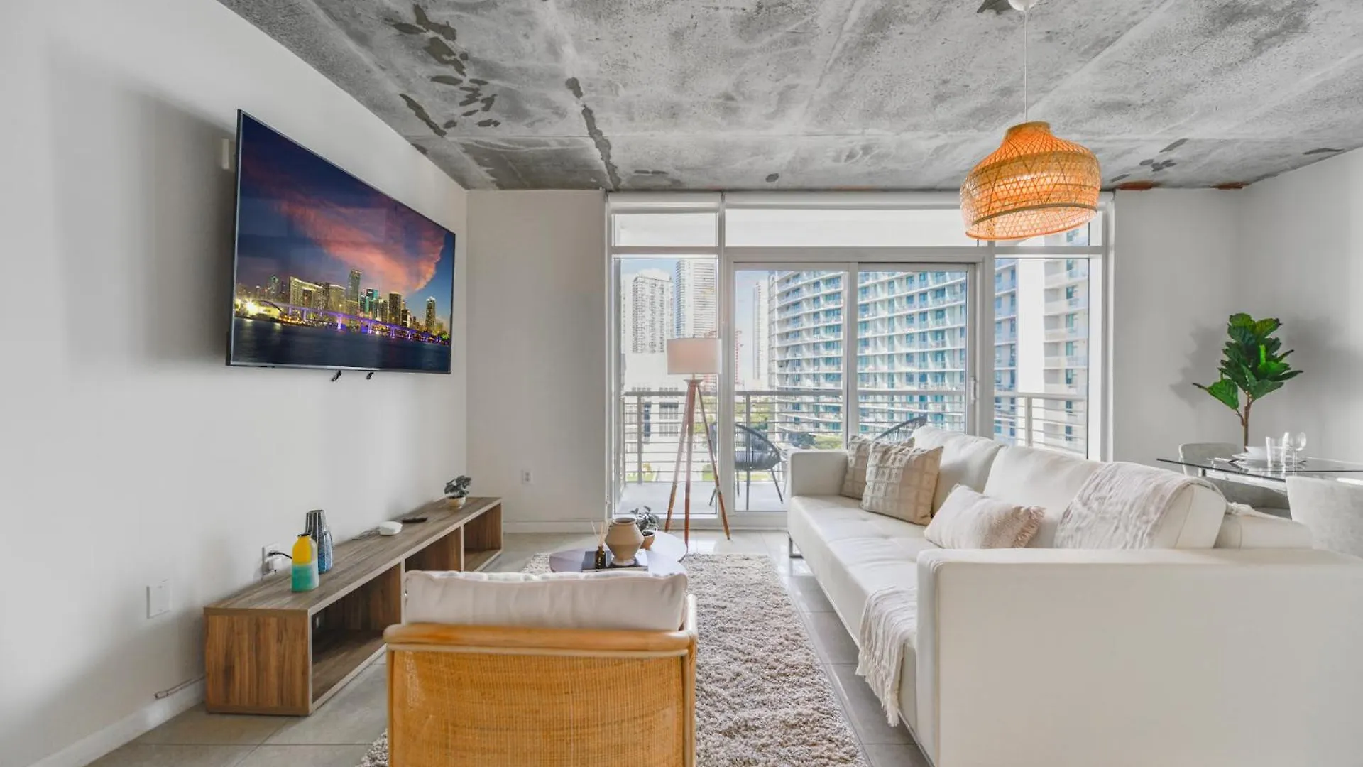 Modern Midtown Pool Access & Free Parking Apartment Miami