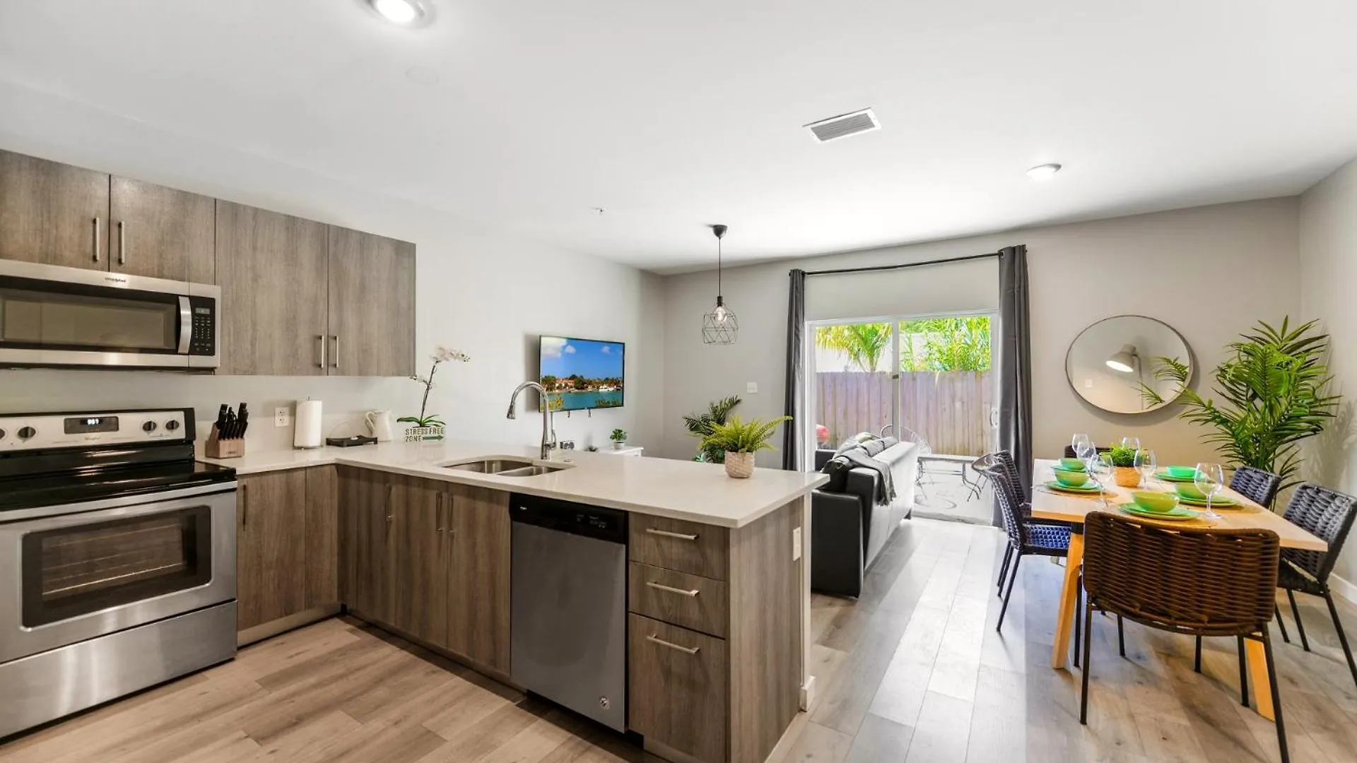 Spacious 3br Townhouse With Free Parking Included! *