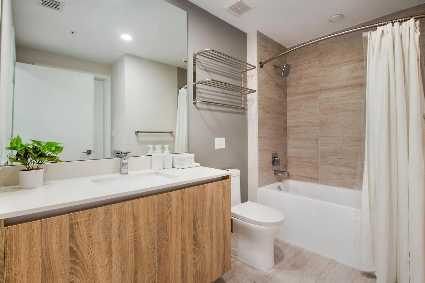 Elegant 2br W Beautiful Views