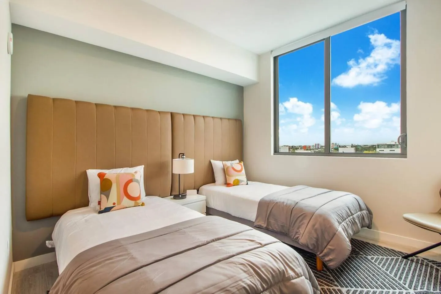 Elegant 2br W Beautiful Views *